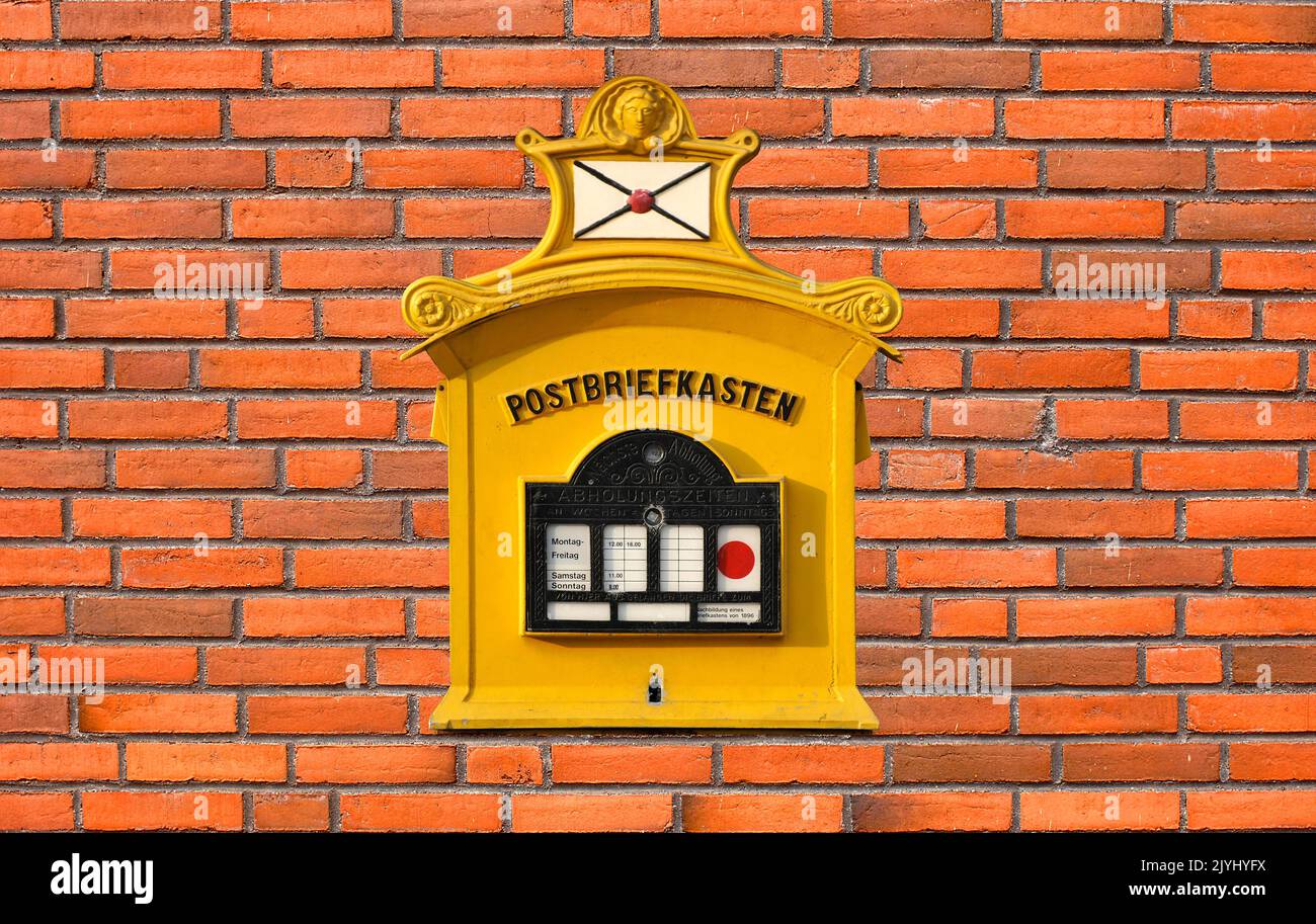 Vecchia casella di lettere su un vecchio muro di mattoni rossi, Germania, Stoccarda Foto Stock