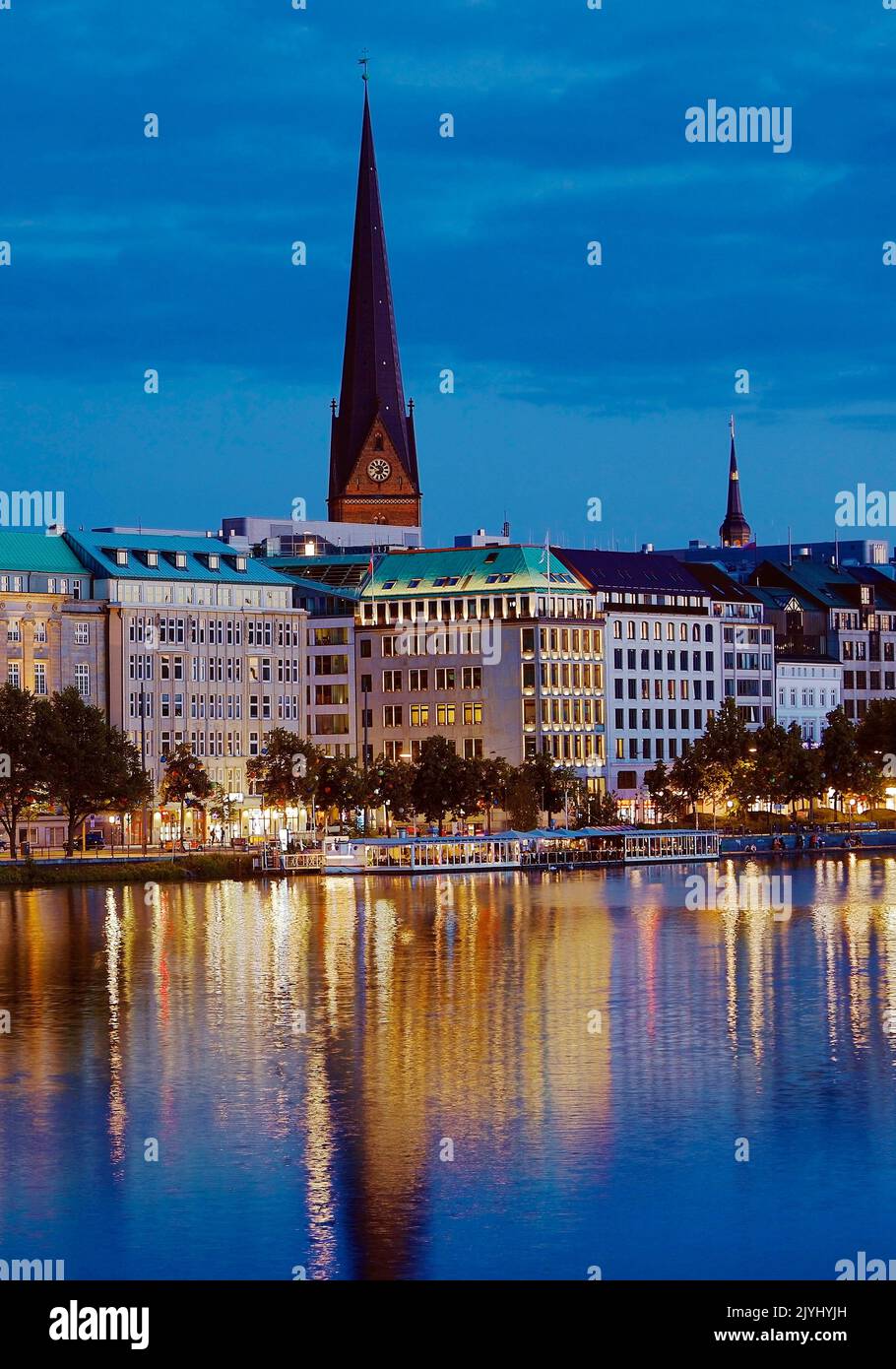 Lago Inner Alster con la Chiesa di San Pietro in serata, Germania, Amburgo Foto Stock