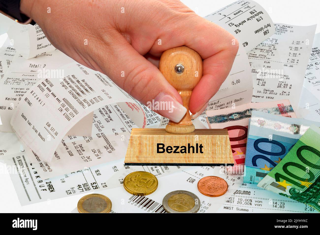 Mano della donna con la scritta del bollo Bezahlt, pagato, Germania Foto Stock