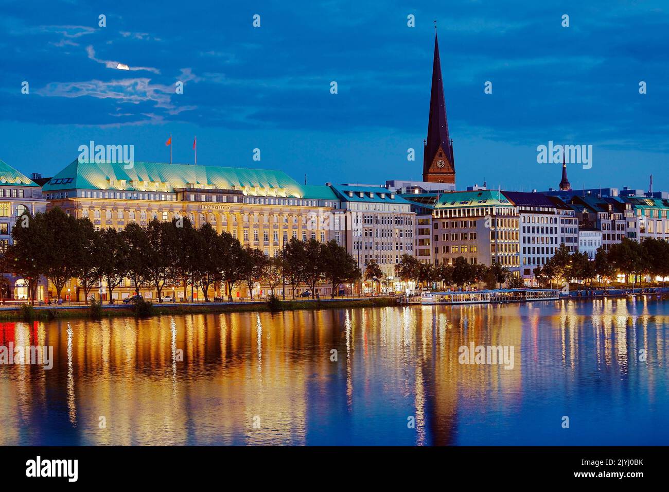 Inner Alster Lake con Ballin-House e la Chiesa di San Pietro in serata, Germania, Amburgo Foto Stock