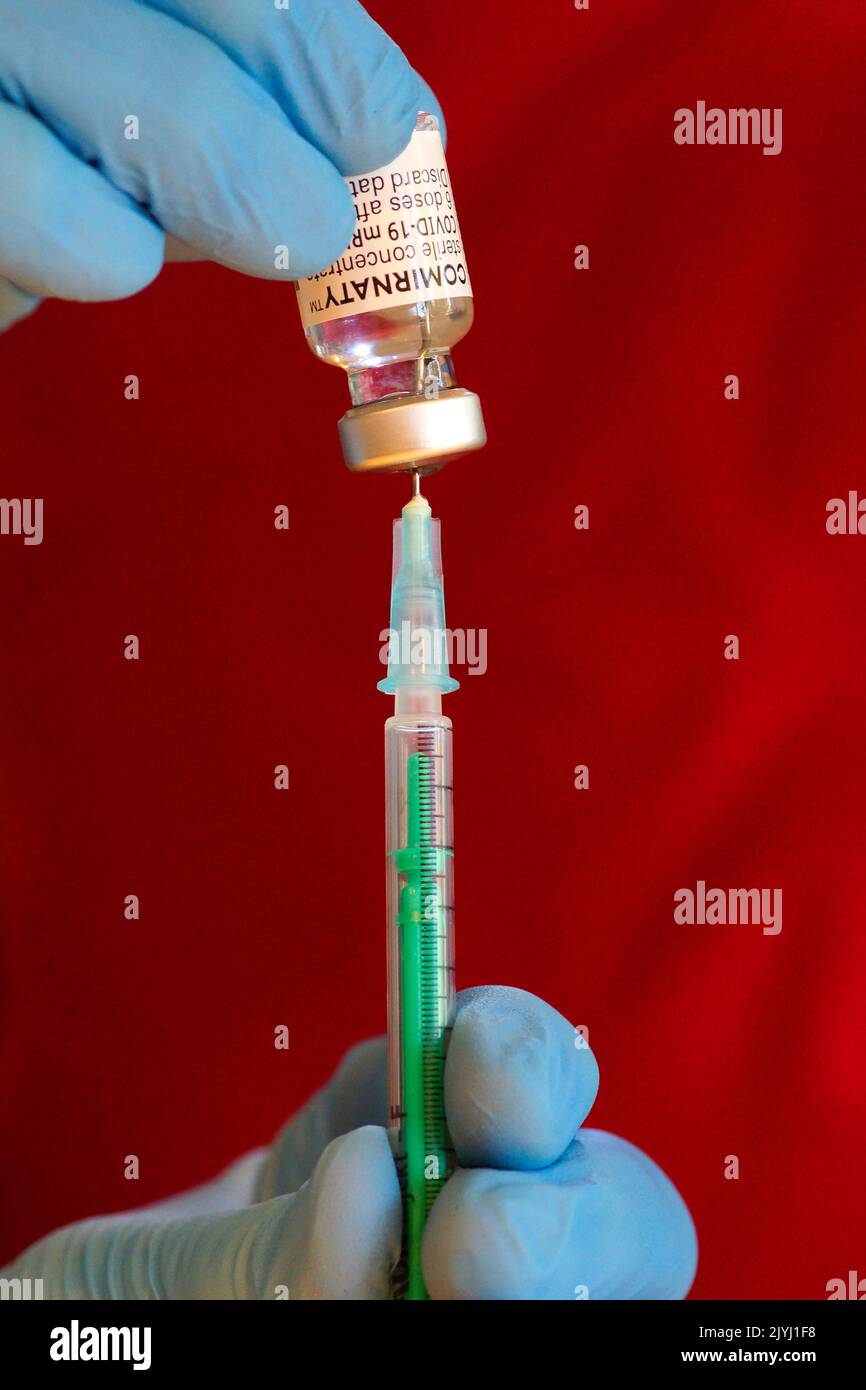 Iniezione con il vaccino corona Comirnaty di Biontex Pfizer Foto Stock