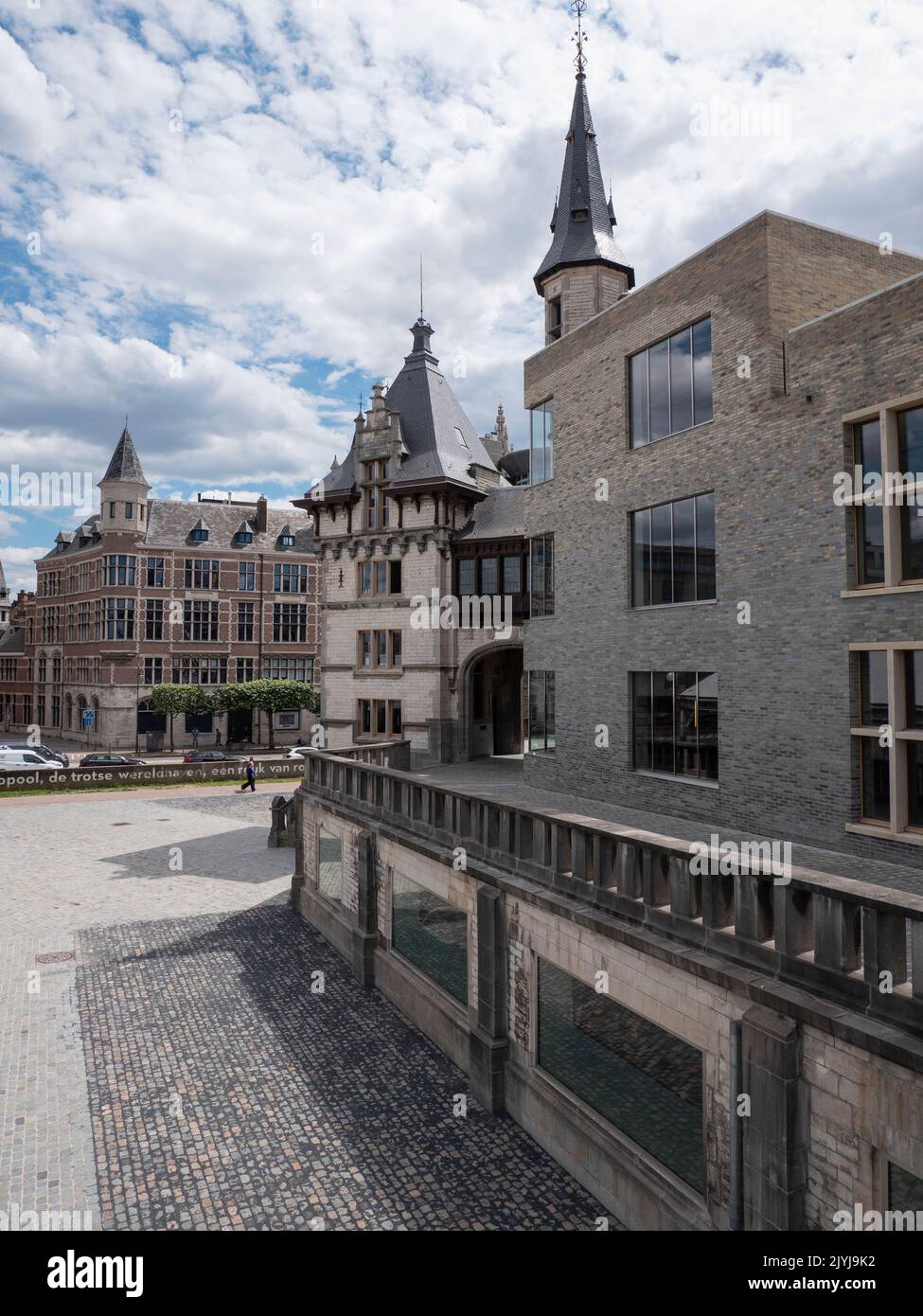 Anversa, Belgio, 2 luglio 2022, il lato del vecchio e nuovo edificio di Het Steen ad Anversa Foto Stock