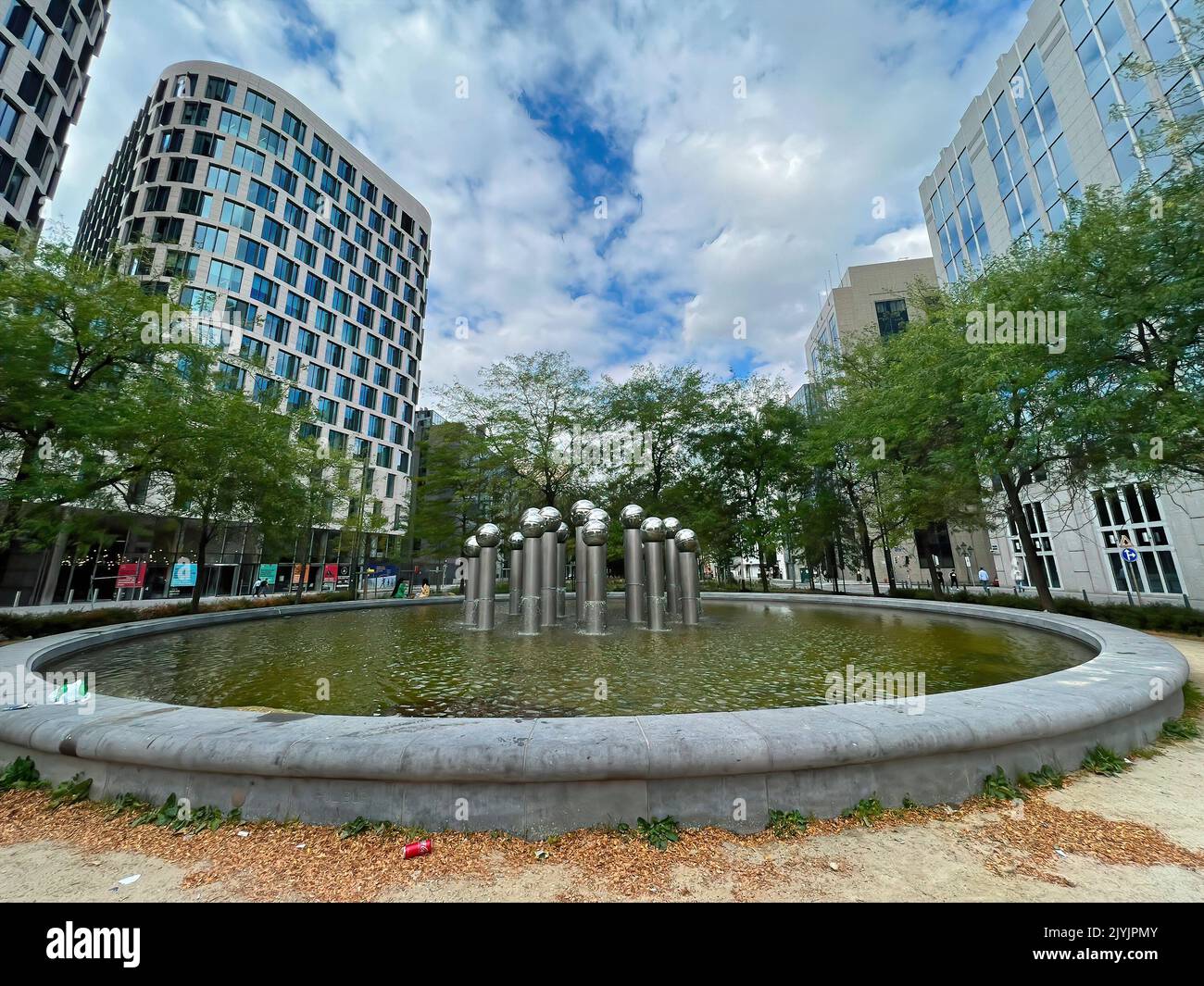 Bruxelles , Brabante, Belgio 09 18 2022 : primo piano verticale sulla nuova sede centrale belga Beobank, Quatuor Complex , nel centro di Bruxelles Foto Stock