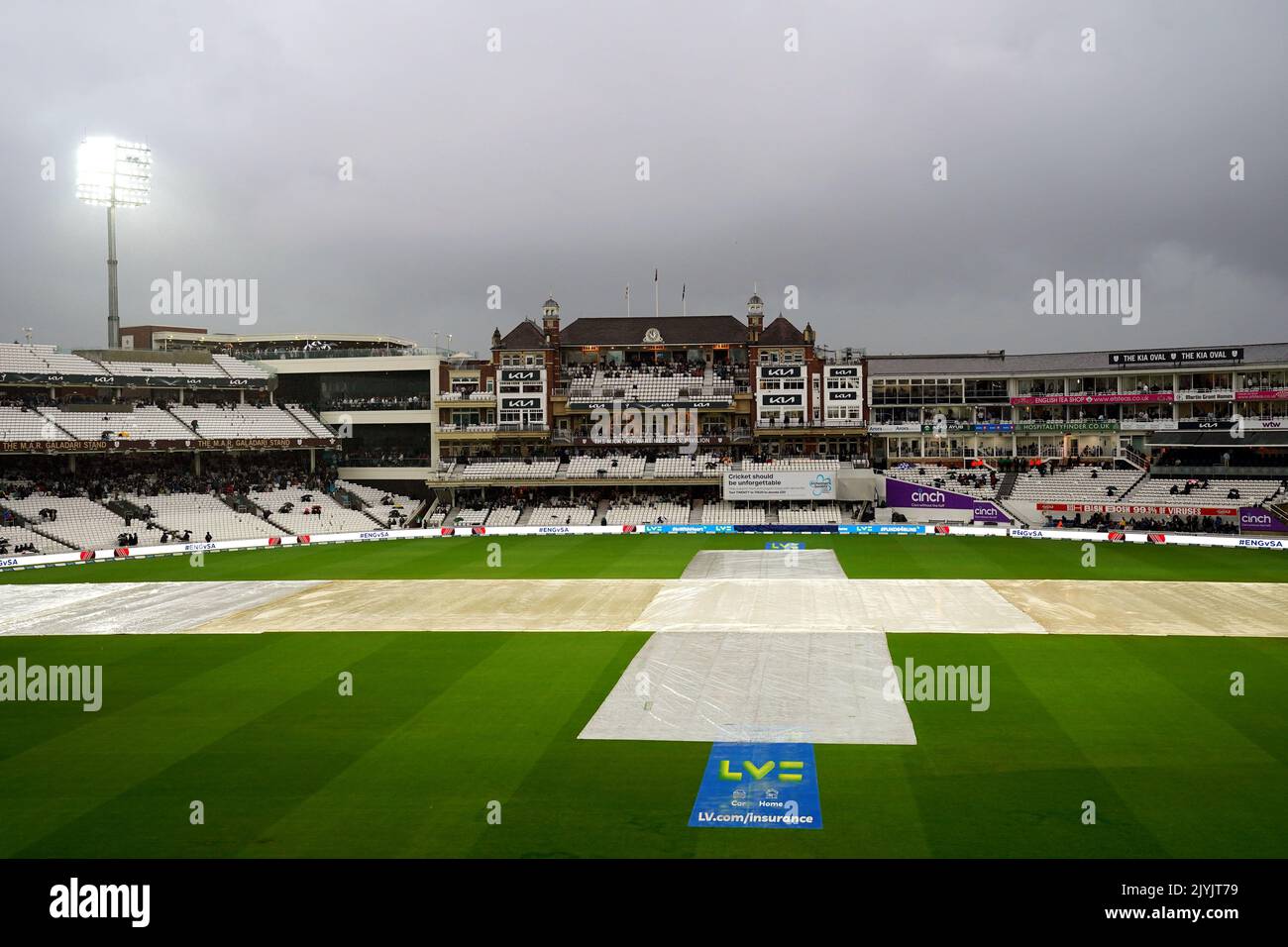 I ritardi della pioggia giocano il primo giorno del terzo LV= Insurance Test Match al Kia Oval, Londra. Data immagine: Giovedì 8 settembre 2022. Foto Stock