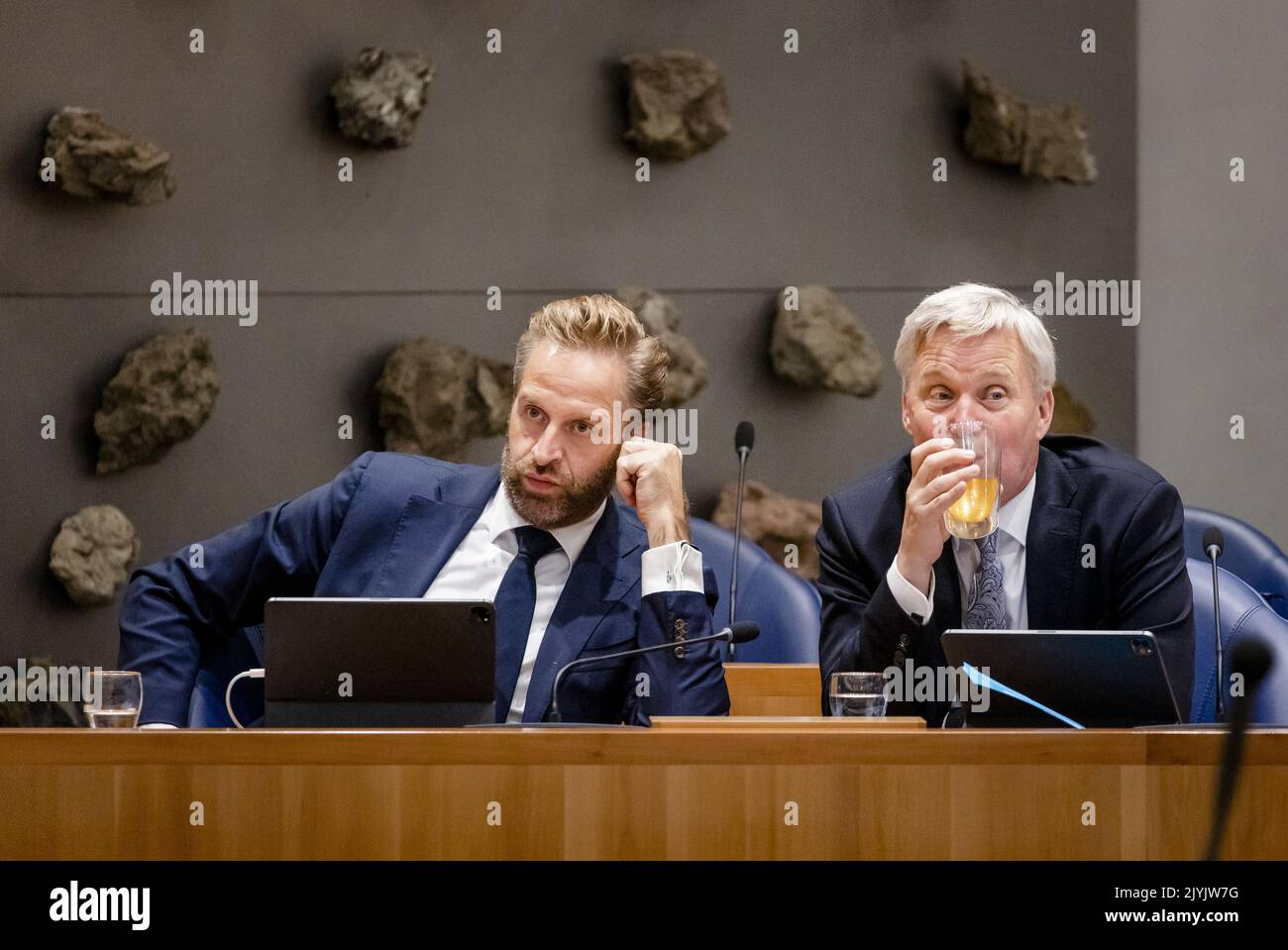 2022-09-08 12:39:53:19 L'AIA - Hugo de Jonge, ministro per l'edilizia abitativa e la pianificazione territoriale, e Eric van der Burg, segretario di Stato per l'asilo e la migrazione (R), durante un dibattito sulla crisi dell'asilo. Si discutono i problemi del centro di candidatura di Ter Apel e l'accordo di asilo concluso di recente dai partiti di coalizione. ANP SEM VAN DER WAL olanda fuori - belgio fuori Foto Stock