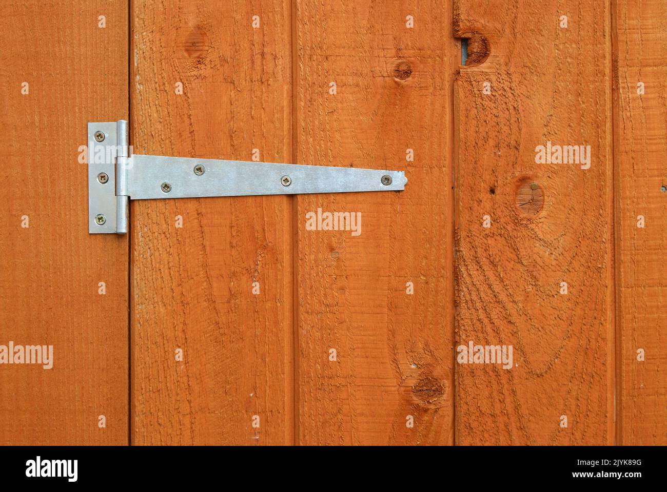 Cerniera di metallo su una tettoia in legno porta Foto Stock
