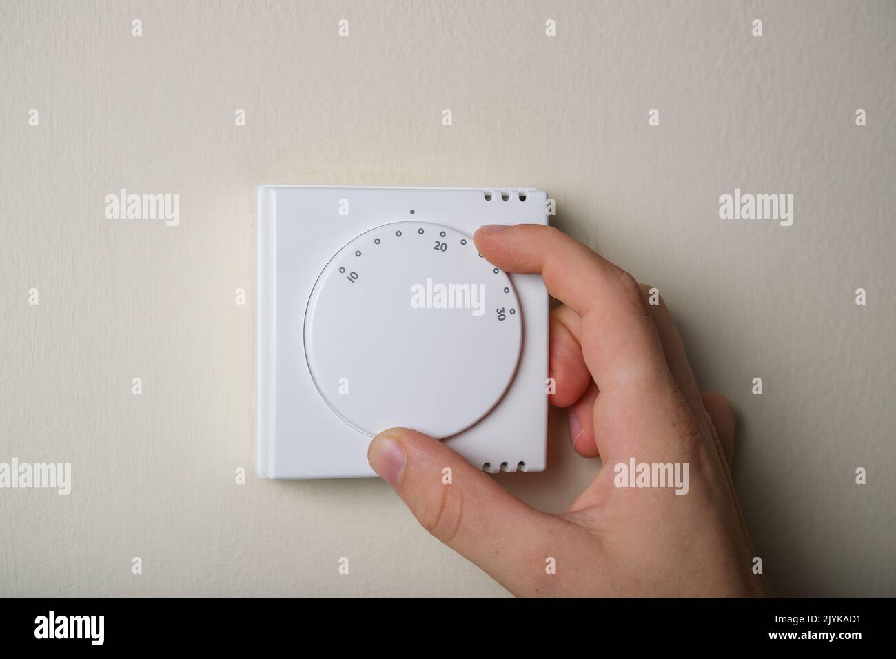 Abbassare il termostato di riscaldamento centrale per risparmiare energia e ridurre le bollette nel Regno Unito Foto Stock