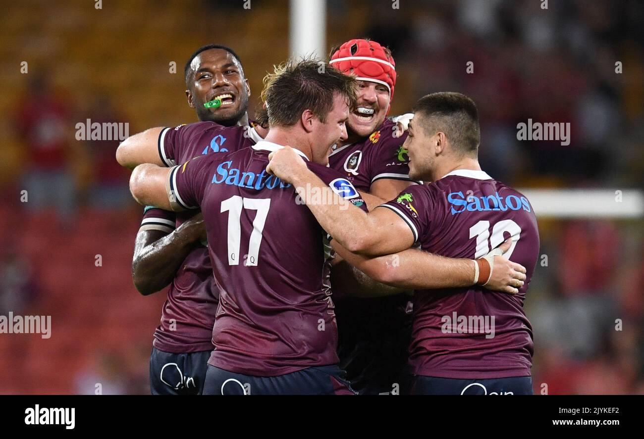 Suliasi Vunivalu (a sinistra) Harry Hoopert (2nd da sinistra), Harry Wilson (al centro) e James o'Connor (a destra) dei Reds celebrano la vittoria della partita di Super Rugby Round 2 tra i Queensland Reds e i ribelli di Melbourne al Suncorp Stadium di Brisbane, venerdì 26 febbraio 2021. (AAP IMAGE/DARREN ENGLAND) NESSUNA ARCHIVIAZIONE, SOLO USO EDITORIALE ** SOLO USO STRETTAMENTE EDITORIALE, NESSUN USO COMMERCIALE, NESSUN LIBRO ** Foto Stock