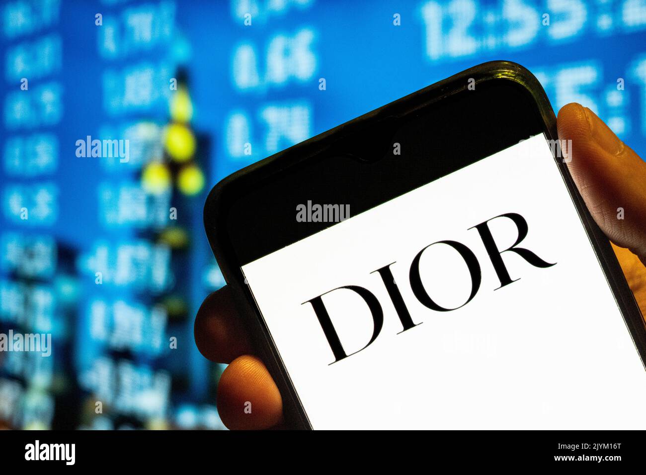 Cina. 25th luglio, 2022. In questa illustrazione, i beni di lusso francesi, come l'abbigliamento e i prodotti di bellezza marchio Christian Dior logo viene visualizzato sullo schermo di uno smartphone. (Credit Image: © Budrul Chukrut/SOPA Images via ZUMA Press Wire) Foto Stock