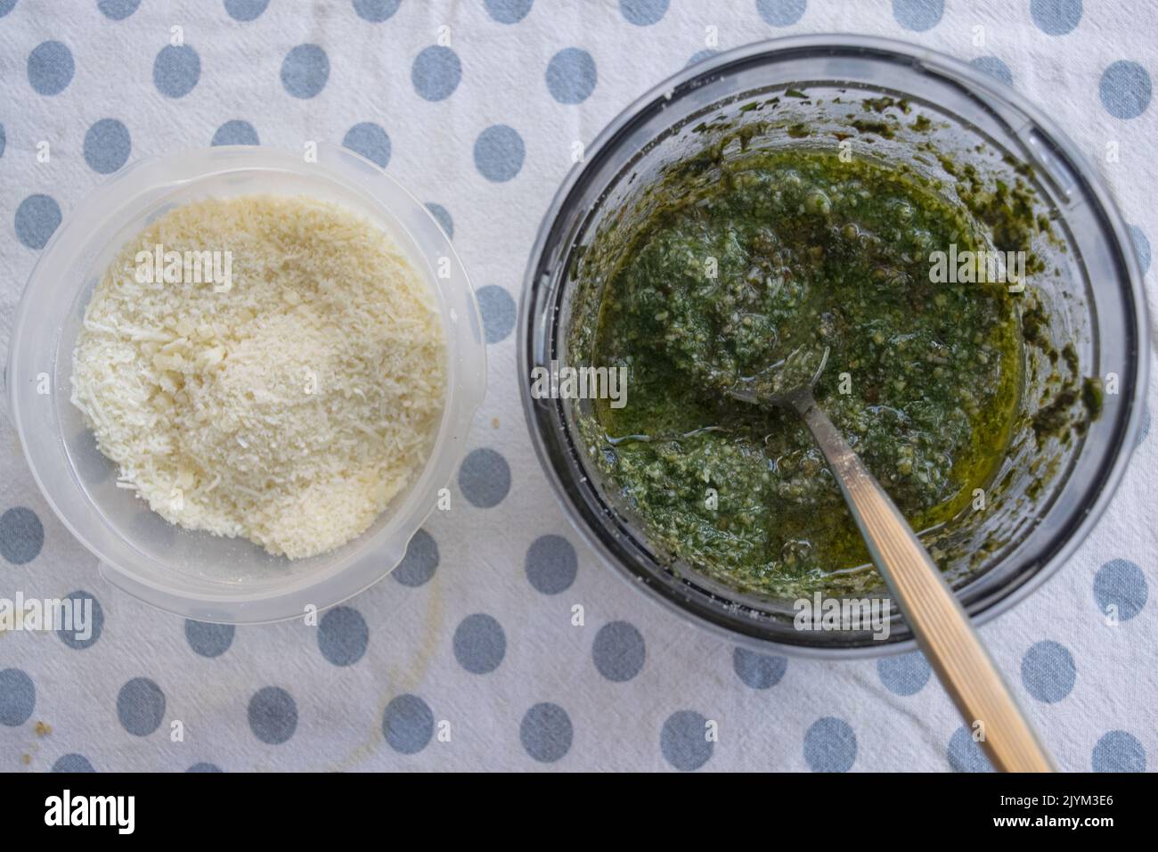 pesto di basilico genovese tradizionale preparato in casa con basilico fresco e parmigiano Foto Stock