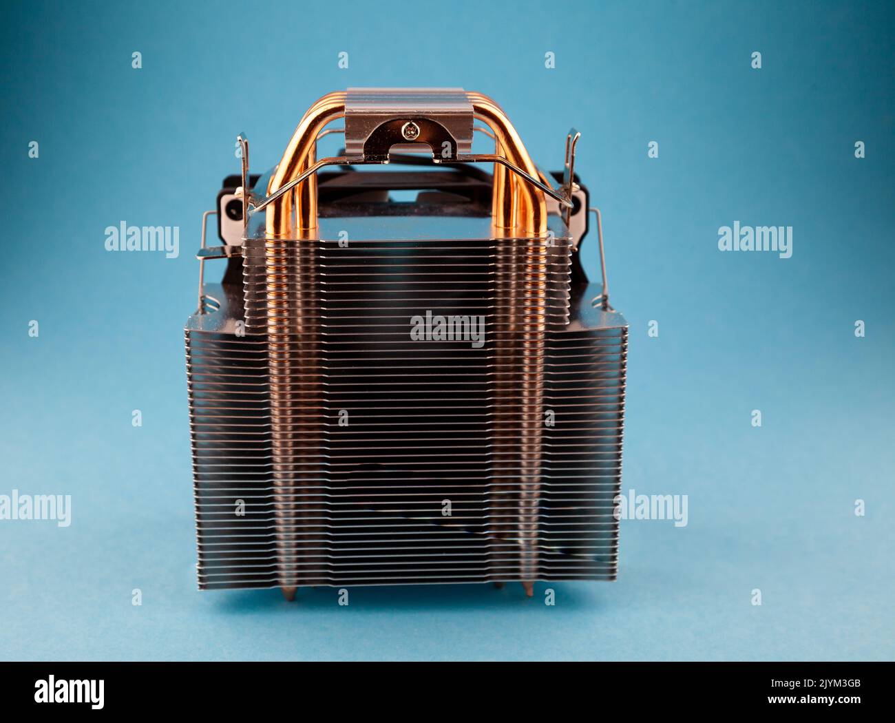 Radiatore del dissipatore di calore del computer su sfondo blu. Dettaglio di un personal computer. Foto Stock