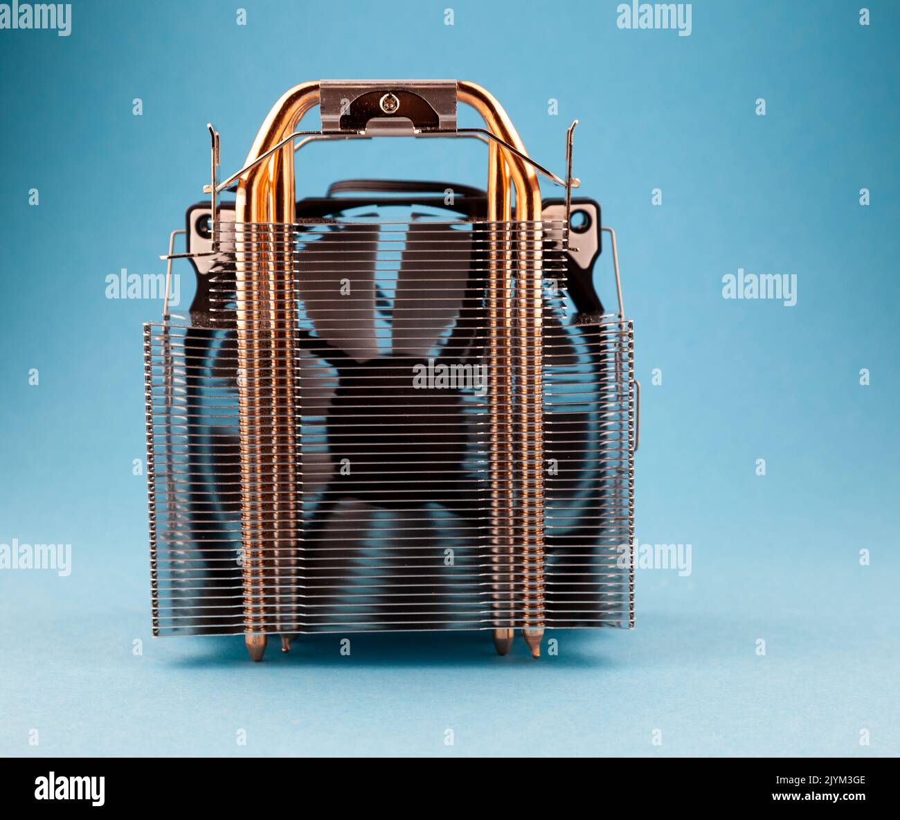 Radiatore del dissipatore di calore del computer su sfondo blu. Dettaglio di un personal computer. Foto Stock