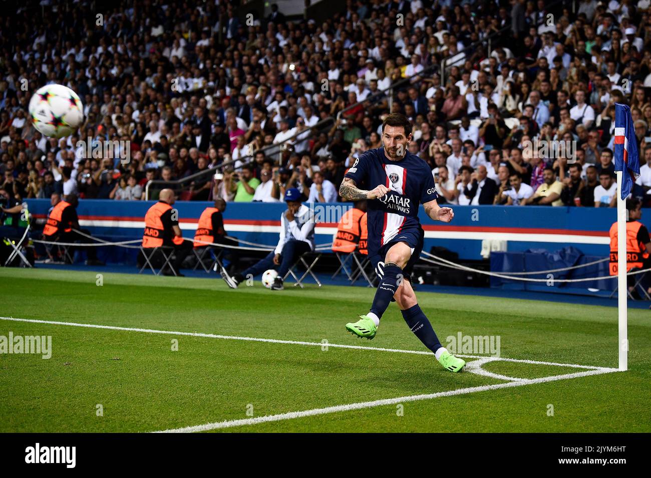 Parigi, Francia. 06 settembre 2022. Lionel messi del Paris Saint-Germain FC prende un calcio d'angolo durante la partita di calcio della UEFA Champions League tra il Paris Saint-Germain FC e il Juventus FC. Credit: Nicolò campo/Alamy Live News Foto Stock