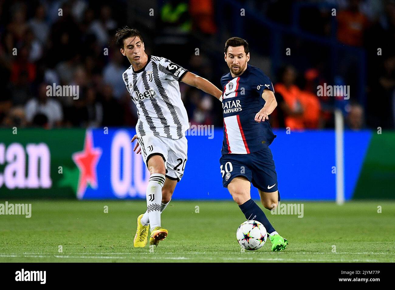 Parigi, Francia. 06 settembre 2022. Lionel messi del Paris Saint-Germain FC compete per la palla con Fabio Miretti del Juventus FC durante la partita di calcio UEFA Champions League tra il Paris Saint-Germain FC e il Juventus FC. Credit: Nicolò campo/Alamy Live News Foto Stock