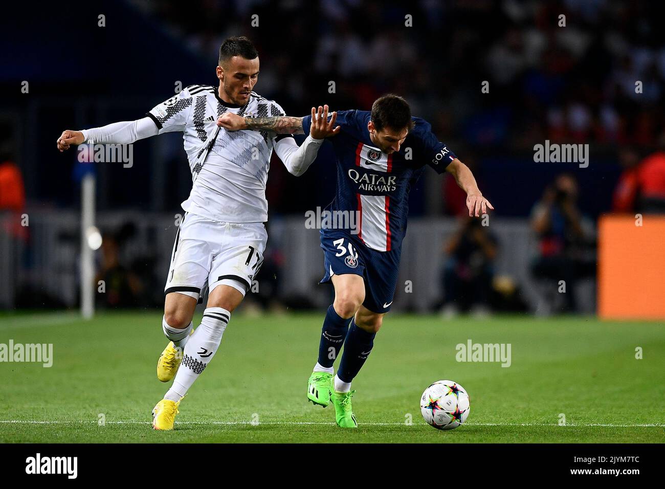 Parigi, Francia. 06 settembre 2022. Lionel messi del Paris Saint-Germain FC compete per la palla con Filip Kostic del Juventus FC durante la partita di calcio UEFA Champions League tra il Paris Saint-Germain FC e il Juventus FC. Credit: Nicolò campo/Alamy Live News Foto Stock