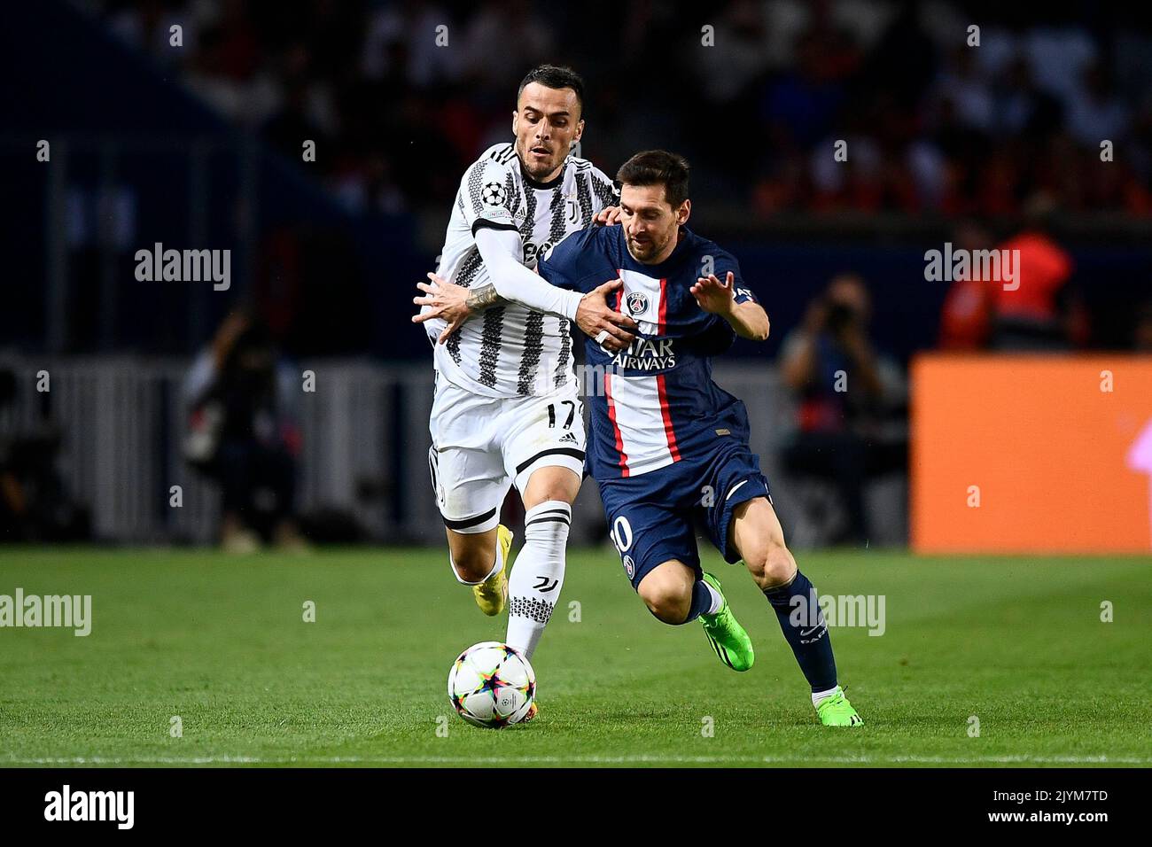 Parigi, Francia. 06 settembre 2022. Lionel messi del Paris Saint-Germain FC compete per la palla con Filip Kostic del Juventus FC durante la partita di calcio UEFA Champions League tra il Paris Saint-Germain FC e il Juventus FC. Credit: Nicolò campo/Alamy Live News Foto Stock