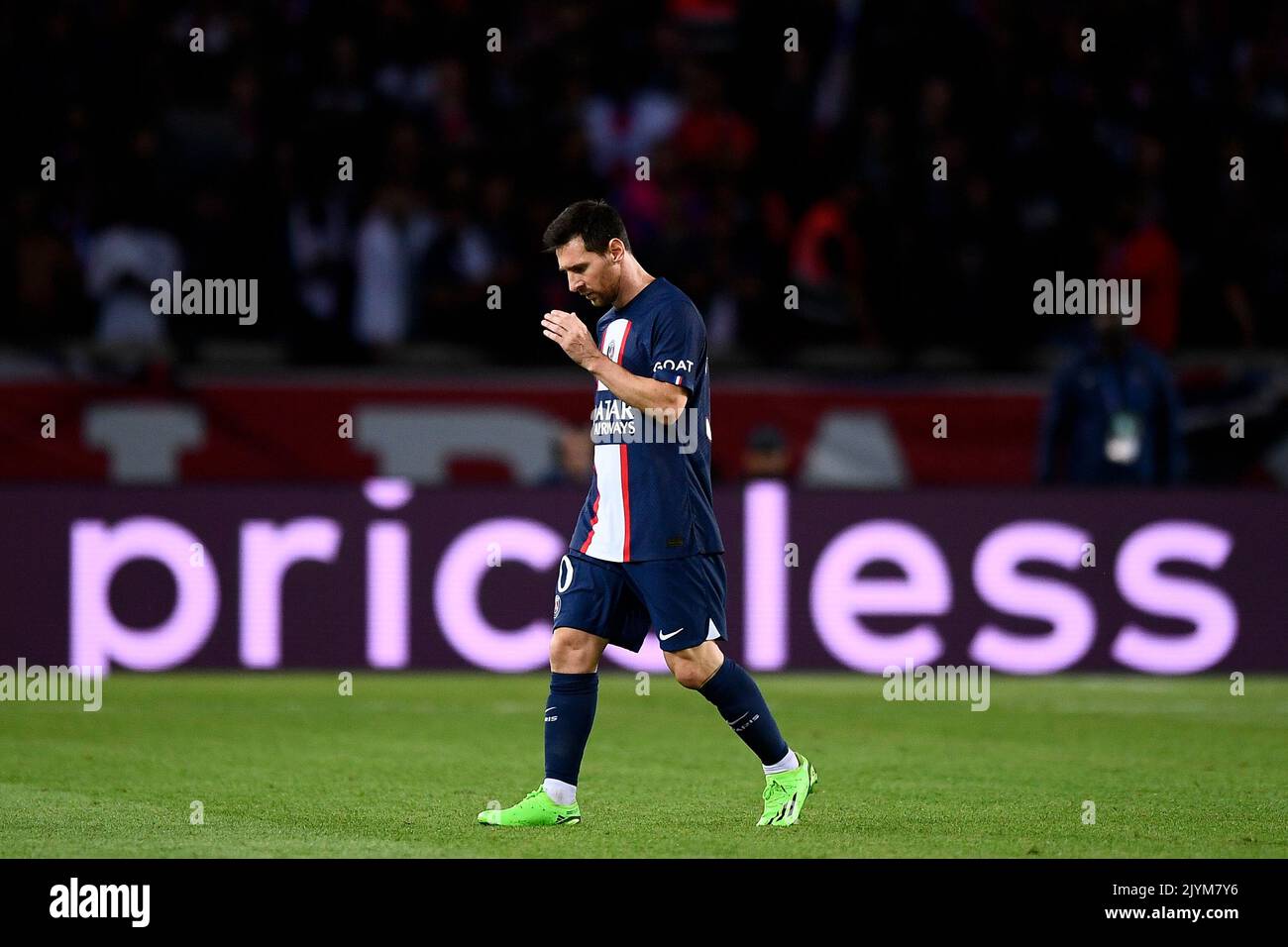Parigi, Francia. 06 settembre 2022. Lionel messi del Paris Saint-Germain FC sembra sconsolato durante la partita di calcio della UEFA Champions League tra il Paris Saint-Germain FC e il Juventus FC. Credit: Nicolò campo/Alamy Live News Foto Stock