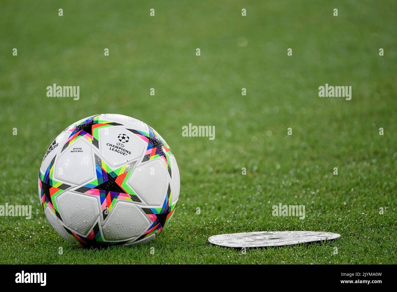 Una palla ufficiale dell'Adidas viene vista in campo durante la Champions League Group, Una partita di calcio tra SSC Napoli e Liverpool FC al Diego Armando M. Foto Stock