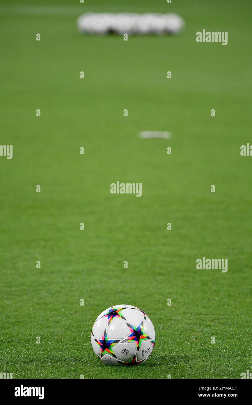 Una palla ufficiale dell'Adidas viene vista in campo durante la Champions League Group, Una partita di calcio tra SSC Napoli e Liverpool FC al Diego Armando M. Foto Stock