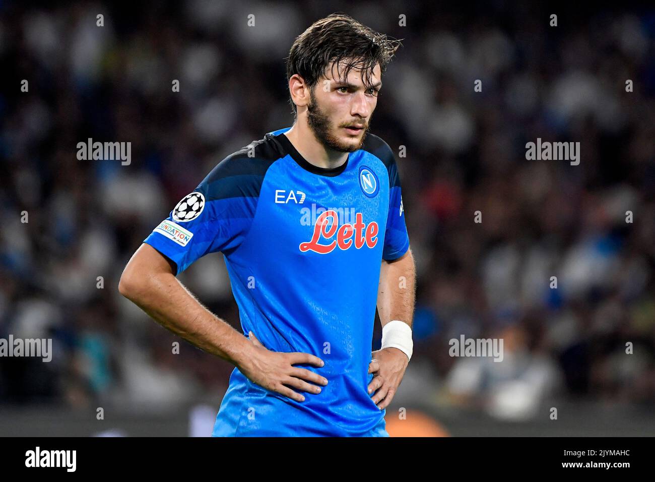 Khvicha Kvaratskhelia di SSC Napoli guarda durante il Champions League Group A una partita di calcio tra SSC Napoli e Liverpool FC a Diego Armando M. Foto Stock