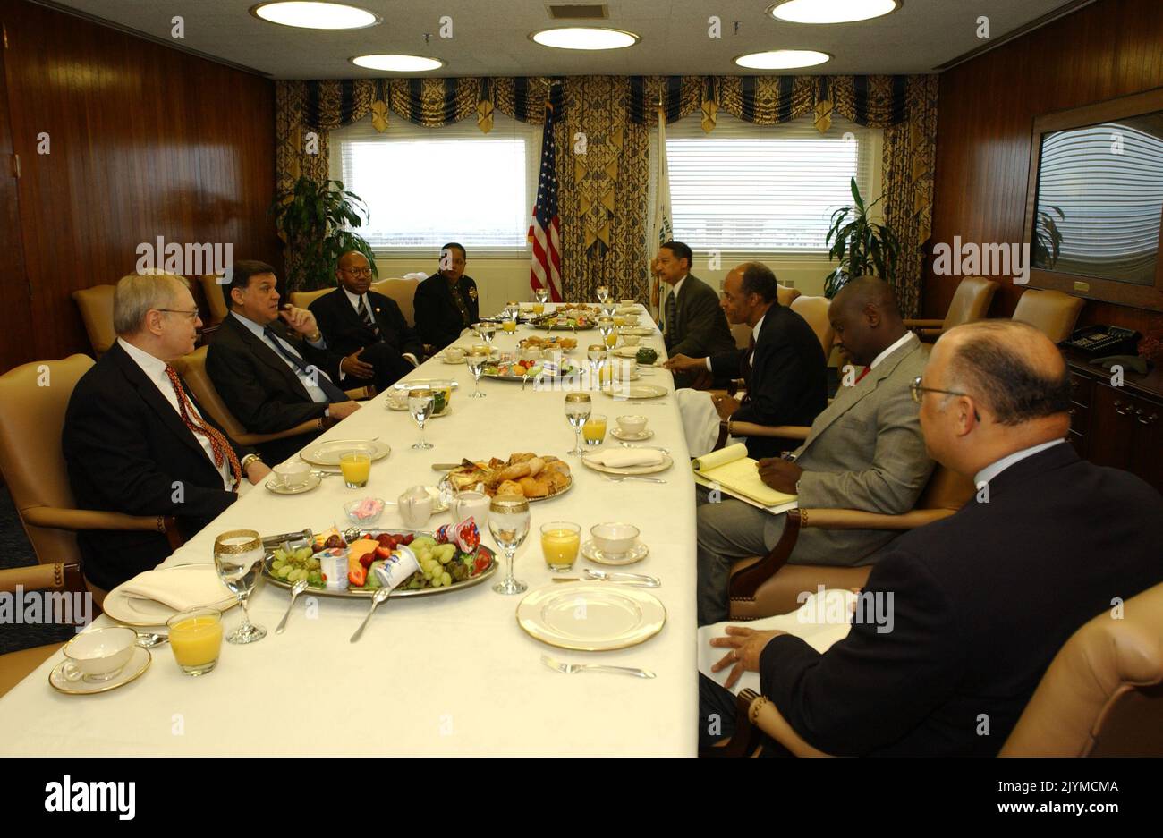 Il Segretario Mel Martinez con la Fondazione del Congresso Black Caucus. Il Segretario Mel Martinez con il Congresso Black Caucus Foundation Subject, il Segretario Mel Martinez e il Vice Segretario Alphonso Jackson che ospita il Congresso Black Caucus Foundation Breakfast Event, con il congressista William Jefferson, il Direttore del Congresso Black Caucus Foundation Dr. Ramona Edelin, Presidente Roy Priest del Congresso Nazionale per lo sviluppo economico della Comunità, E il Direttore delle comunicazioni della Fondazione Black Caucus del Congresso Janice Crump. Foto Stock