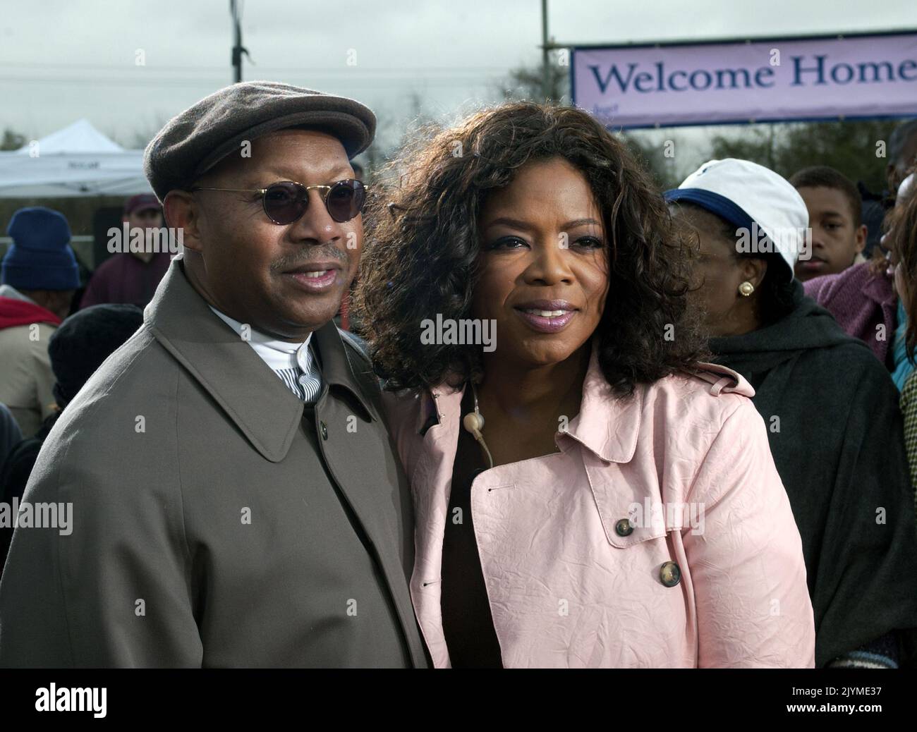 Il segretario Alphonso Jackson e gli assistenti a Houston, Texas, sulla scena con la televisione ospite del talk show Oprah Winfrey per la registrazione del segmento Oprah Show dedicato agli evacuati dell'uragano Katrina. Foto Stock