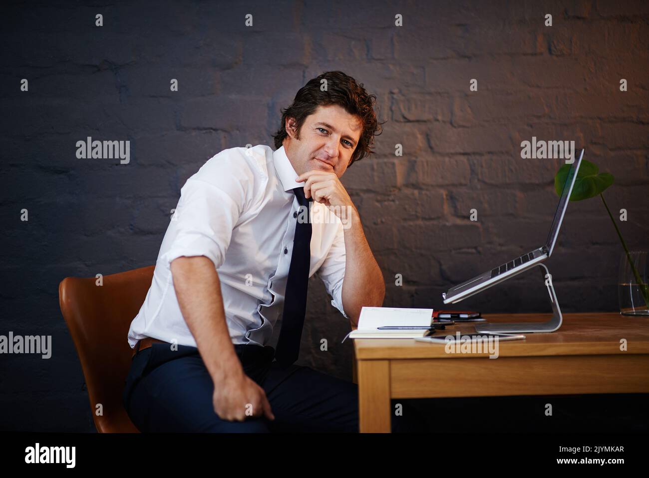 Più duro lavorate, più fortunati ottenete. Ritratto di un uomo d'affari che lavora tardi in ufficio. Foto Stock Più duro lavorate, più fortunati ottenete. Ritratto di un uomo d'affari che lavora tardi in ufficio. Foto Stock