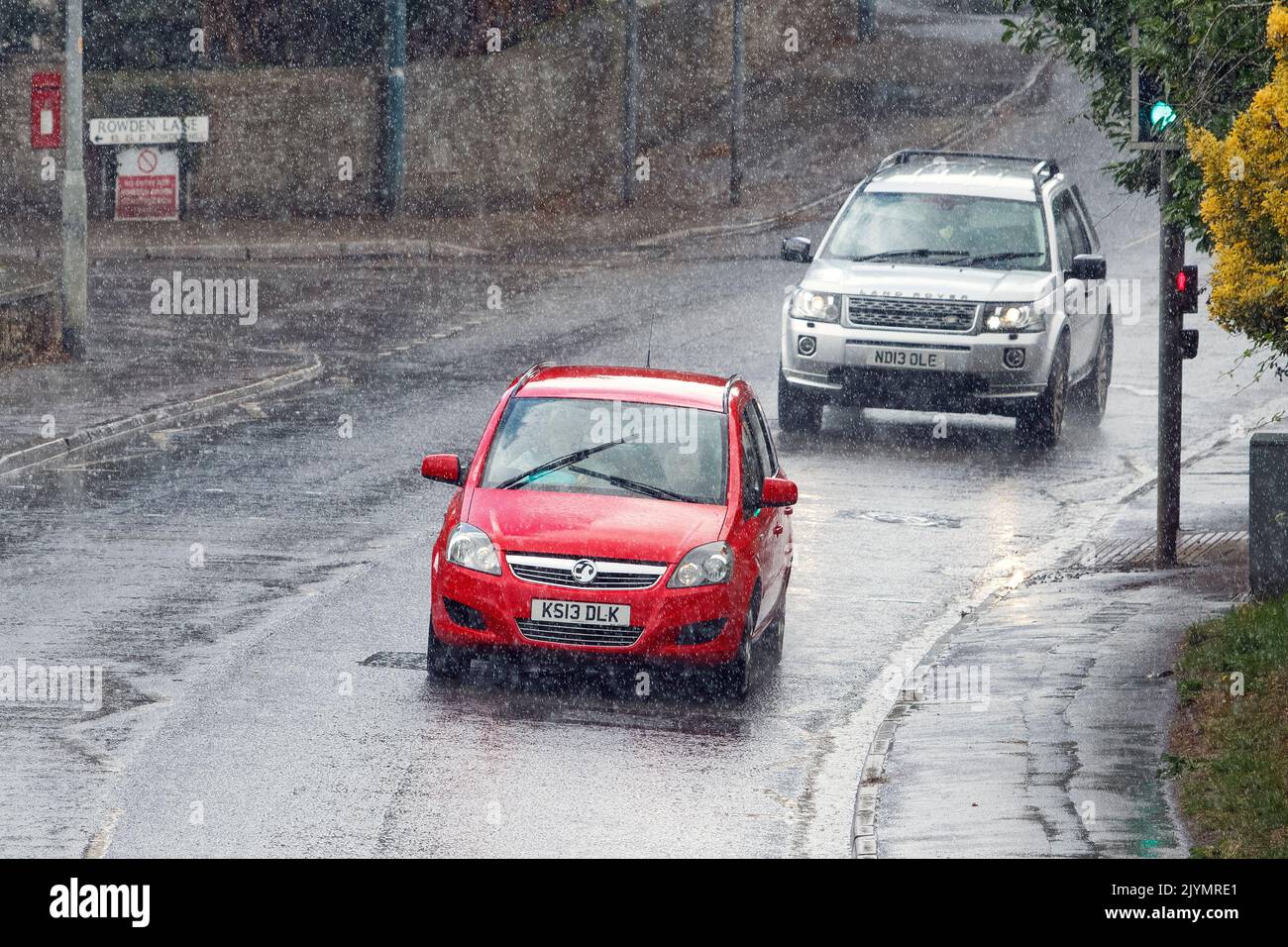 Chippenham, Regno Unito, 8th settembre 2022. Gli autisti sono raffigurati sfidando una pioggia molto pesante a Chippenham mentre le docce si fanno strada attraverso l'Inghilterra meridionale. Credit: Lynchpics/Alamy Live News Foto Stock