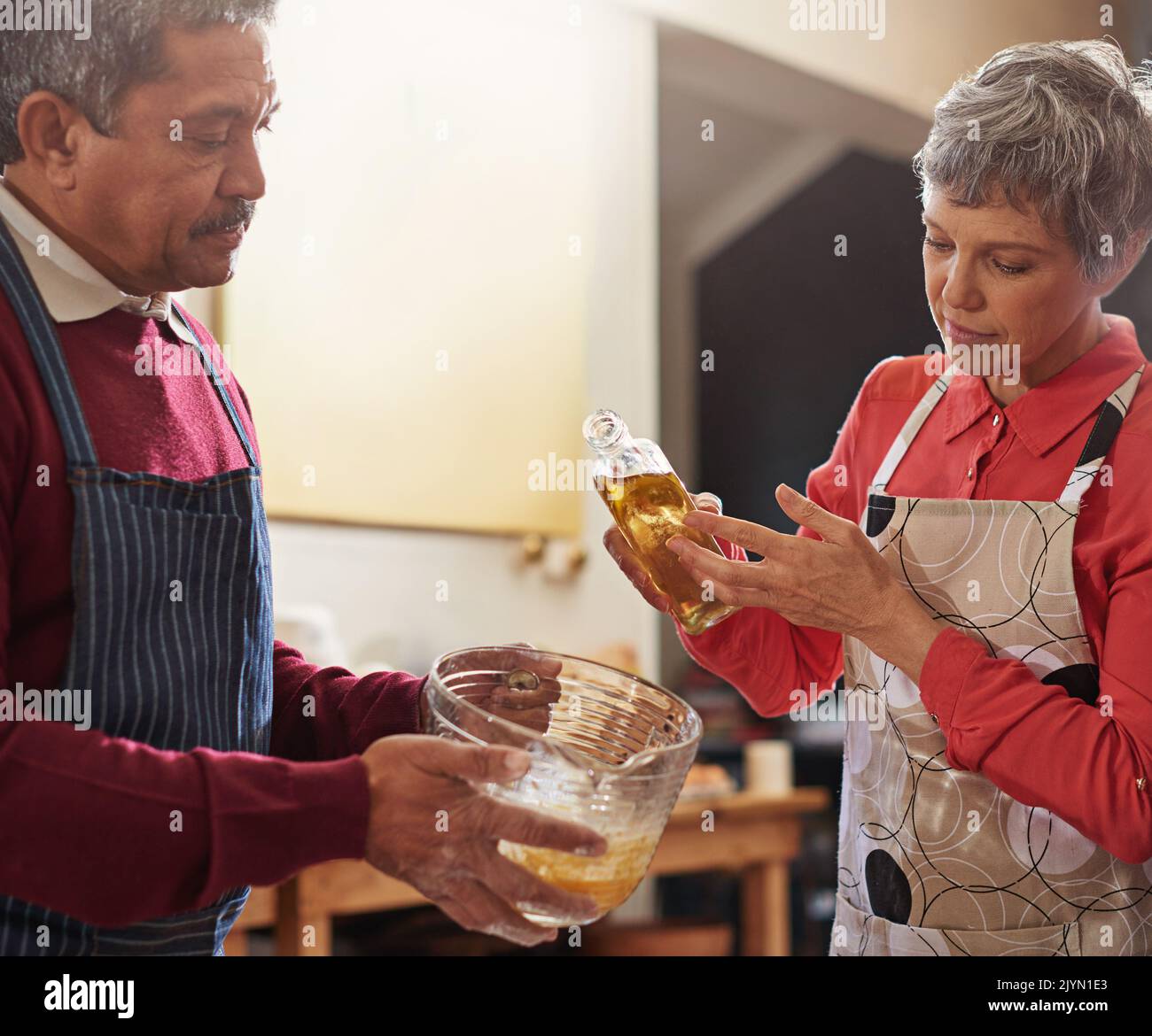 La cucina riunisce le persone. Una coppia anziana che cuoce in cucina. Foto Stock