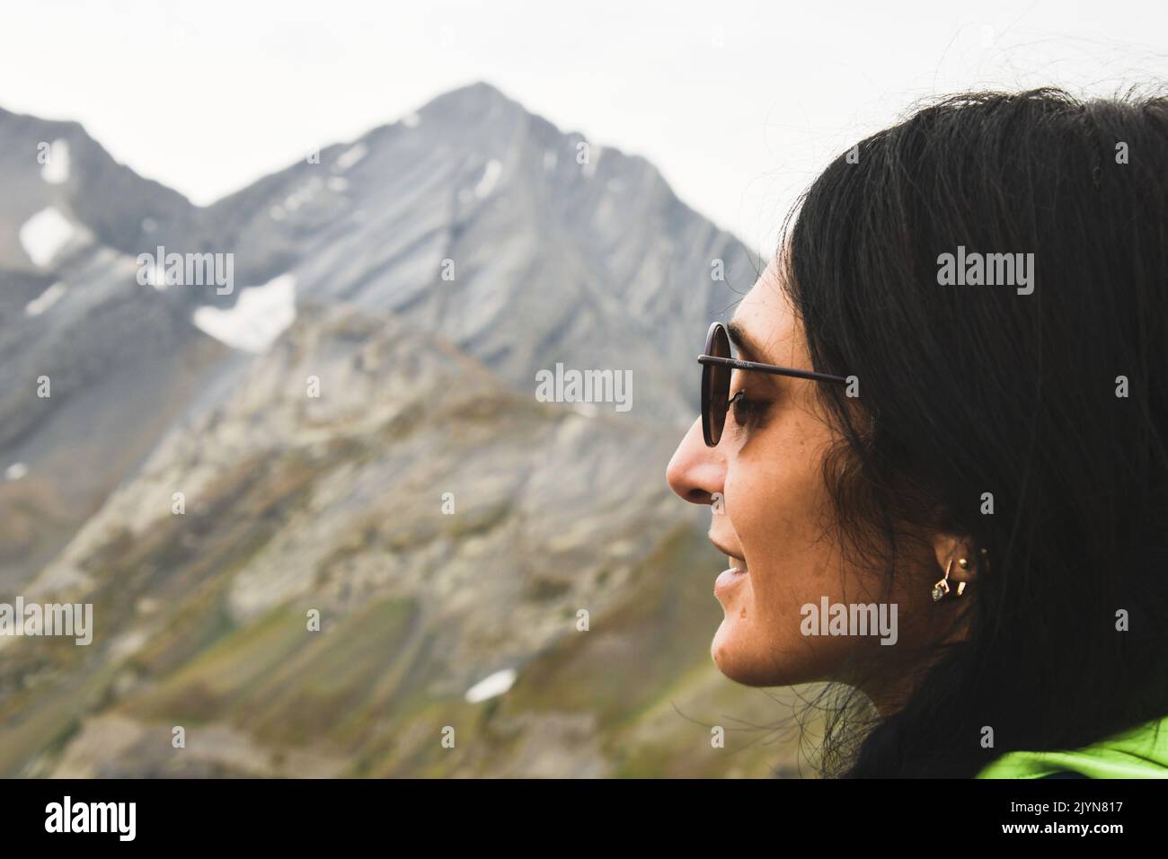 Primo piano donna caucasica faccia occhi chiusi inalare fresca montagne aria in natura outdoor.Altitude adattamento respiratorio concept.Godetevi la vita e il viaggio Foto Stock