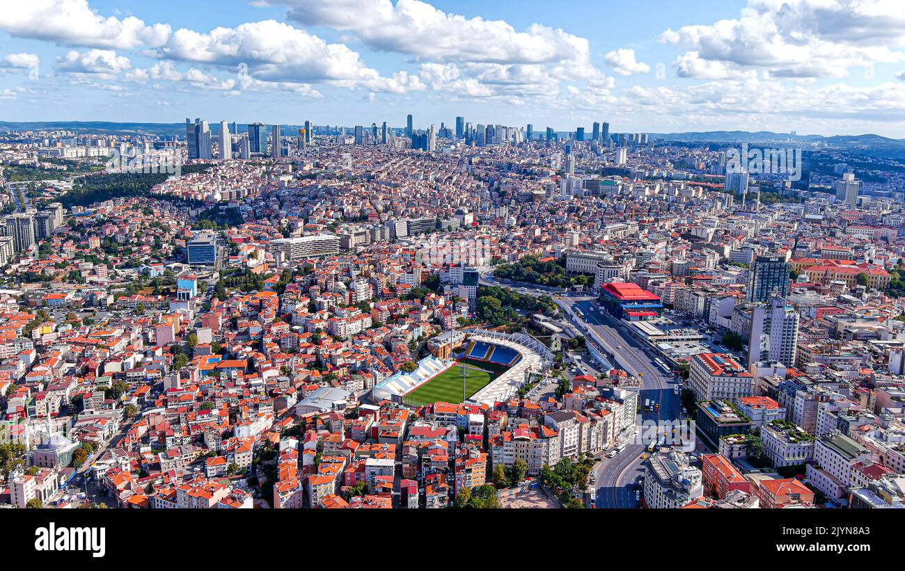 Foto aerea del paesaggio urbano di Istanbul di Recep Tayyip Erdogan Stadium Arena a Kasimpasa ft. Centro città intorno a Taksim quartiere di Beyoglu quartiere. Foto Stock