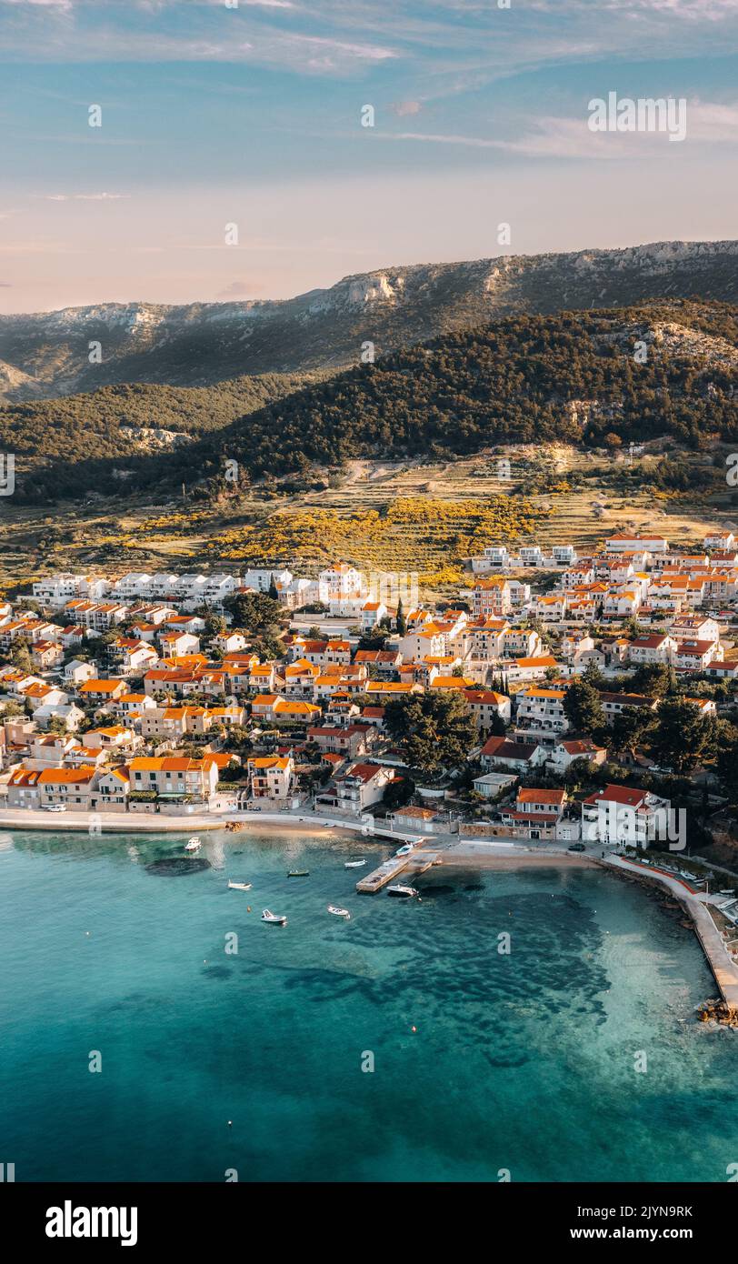 Vista aerea dell'isola adriatica al tramonto. La città di Supetar sull'isola di Brach all'alba.destinazione turistica Europa Foto Stock