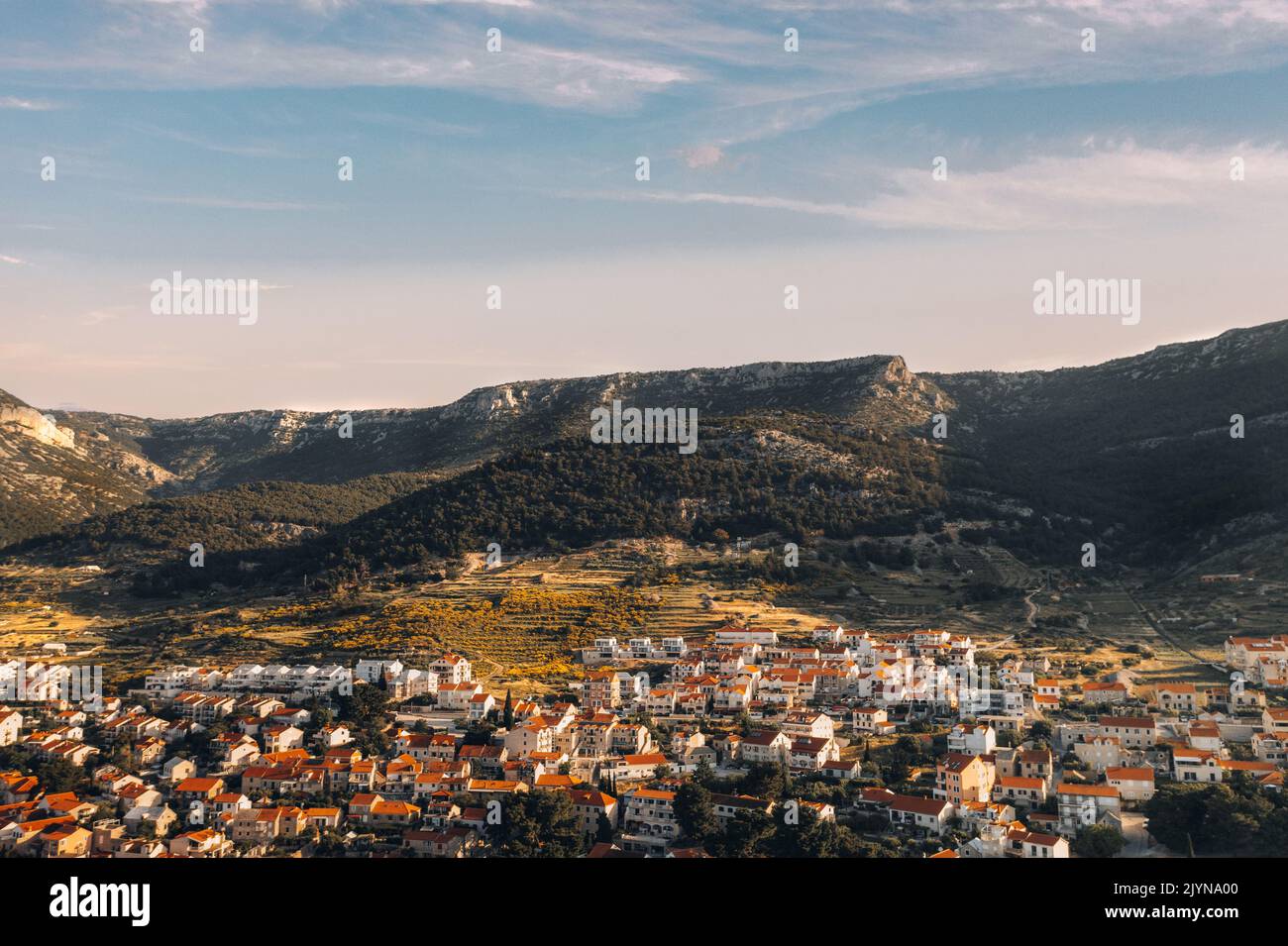 Vista aerea dell'isola adriatica al tramonto. La città di Supetar sull'isola di Brach all'alba.destinazione turistica Europa Foto Stock