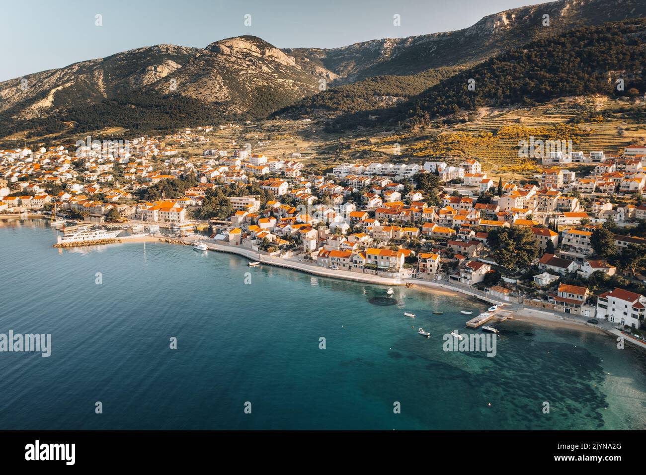 Vista aerea dell'isola adriatica al tramonto. La città di Supetar sull'isola di Brach all'alba.destinazione turistica Europa Foto Stock
