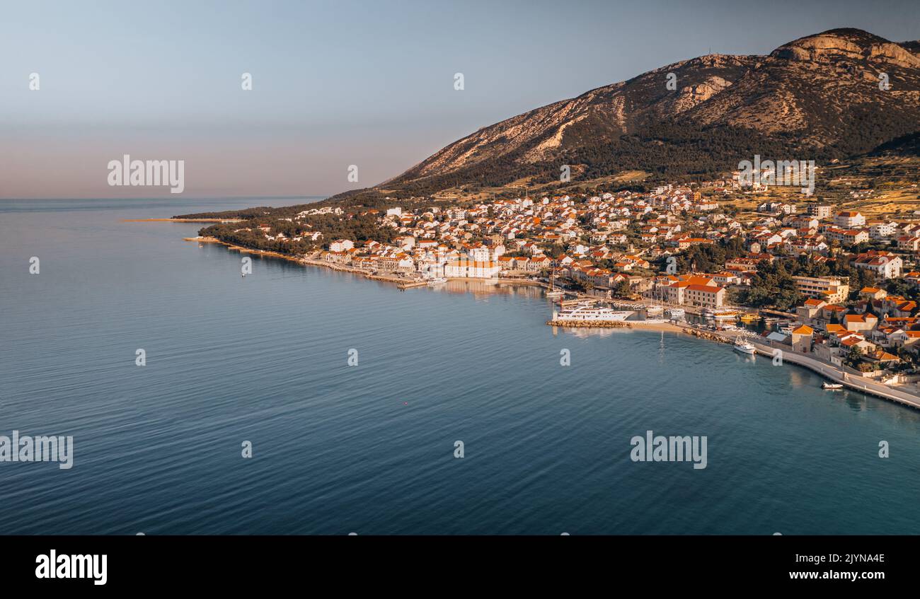 Vista aerea dell'isola adriatica al tramonto. La città di Supetar sull'isola di Brach all'alba.destinazione turistica Europa Foto Stock