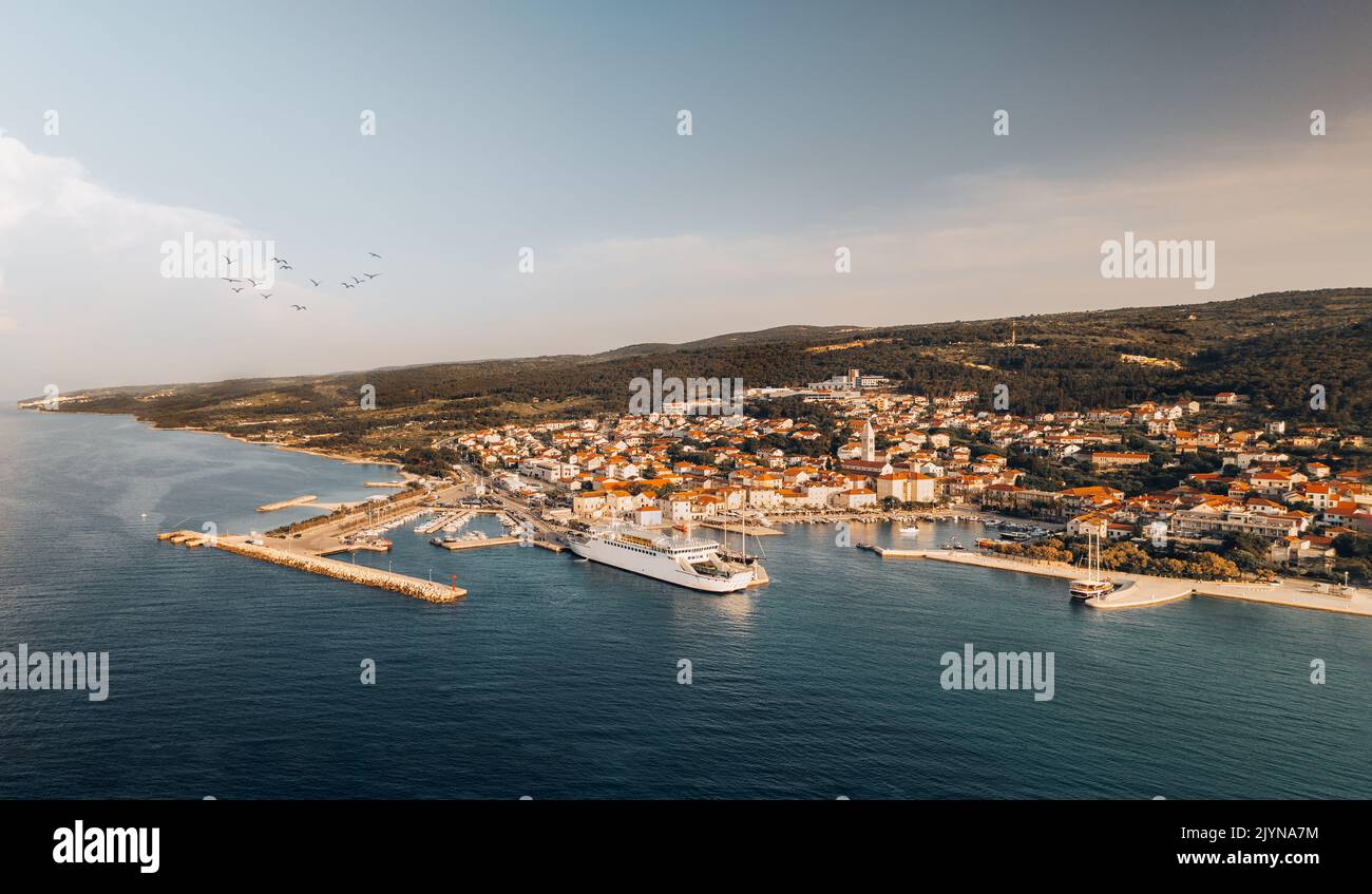 Vista aerea dell'isola adriatica al tramonto. La città di Supetar sull'isola di Brach all'alba.destinazione turistica Europa Foto Stock