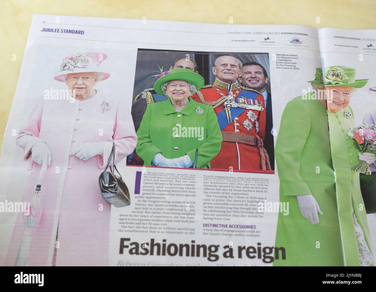 Articolo standard di giornale di sera circa la regina Elisabetta II Foto Stock