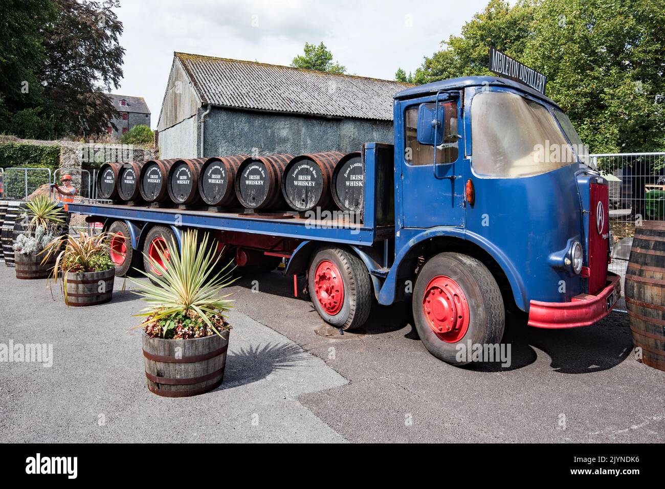 Veicolo d'epoca e vecchie botti di whisky alla Jamesons Old Distillery di Midleton, County Cork, Repubblica d'Irlanda. Foto Stock