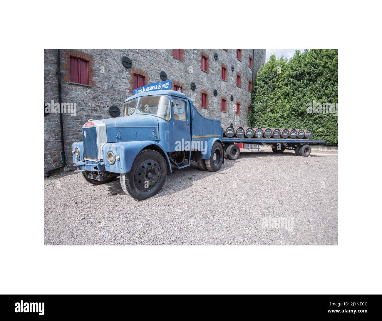 Vecchio camion di consegna carico di barili di whisky in esposizione fuori della Jamesons Old Distillery.County Cork, Repubblica d'Irlanda. Foto Stock