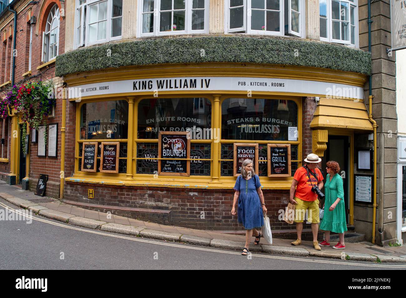 Totnes, South Devon, Regno Unito. 25th luglio, 2022. Il pub King William IV in Totnes High Street. Credito: Maureen McLean/Alamy Foto Stock