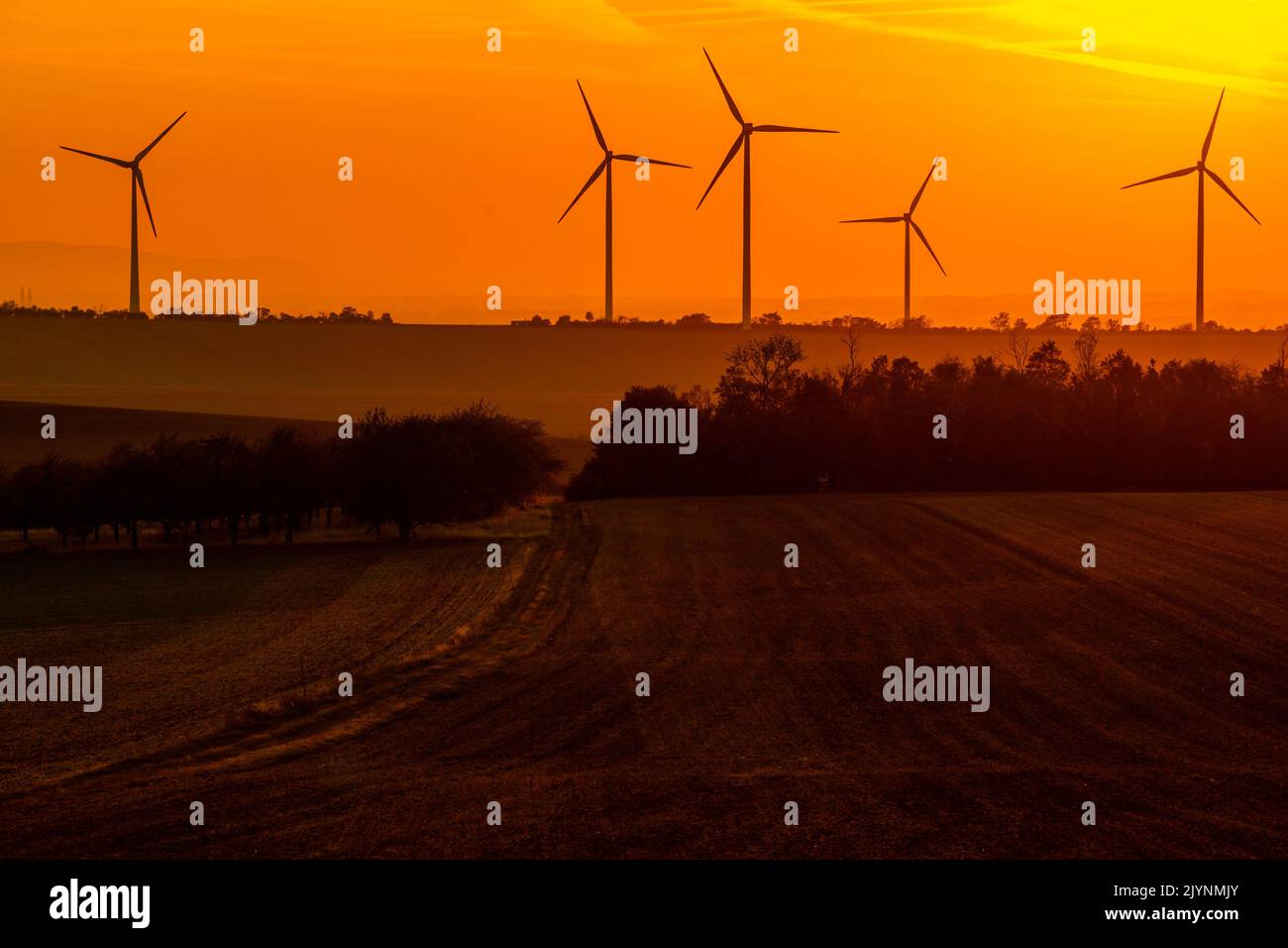 Windkraftanlage gegen Sonnenuntergang im Harz Foto Stock