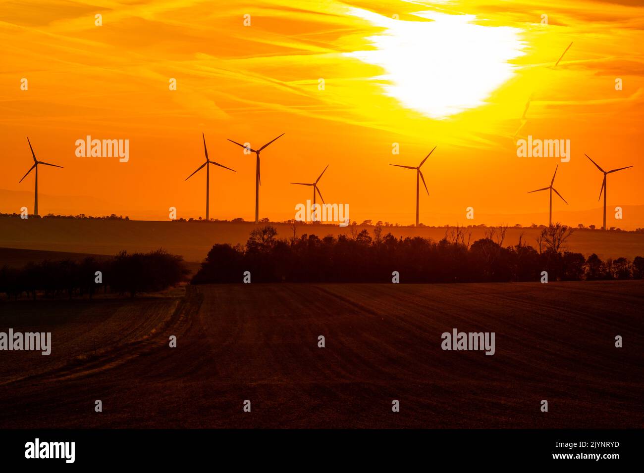 Windkraftanlage gegen Sonnenuntergang im Harz Foto Stock