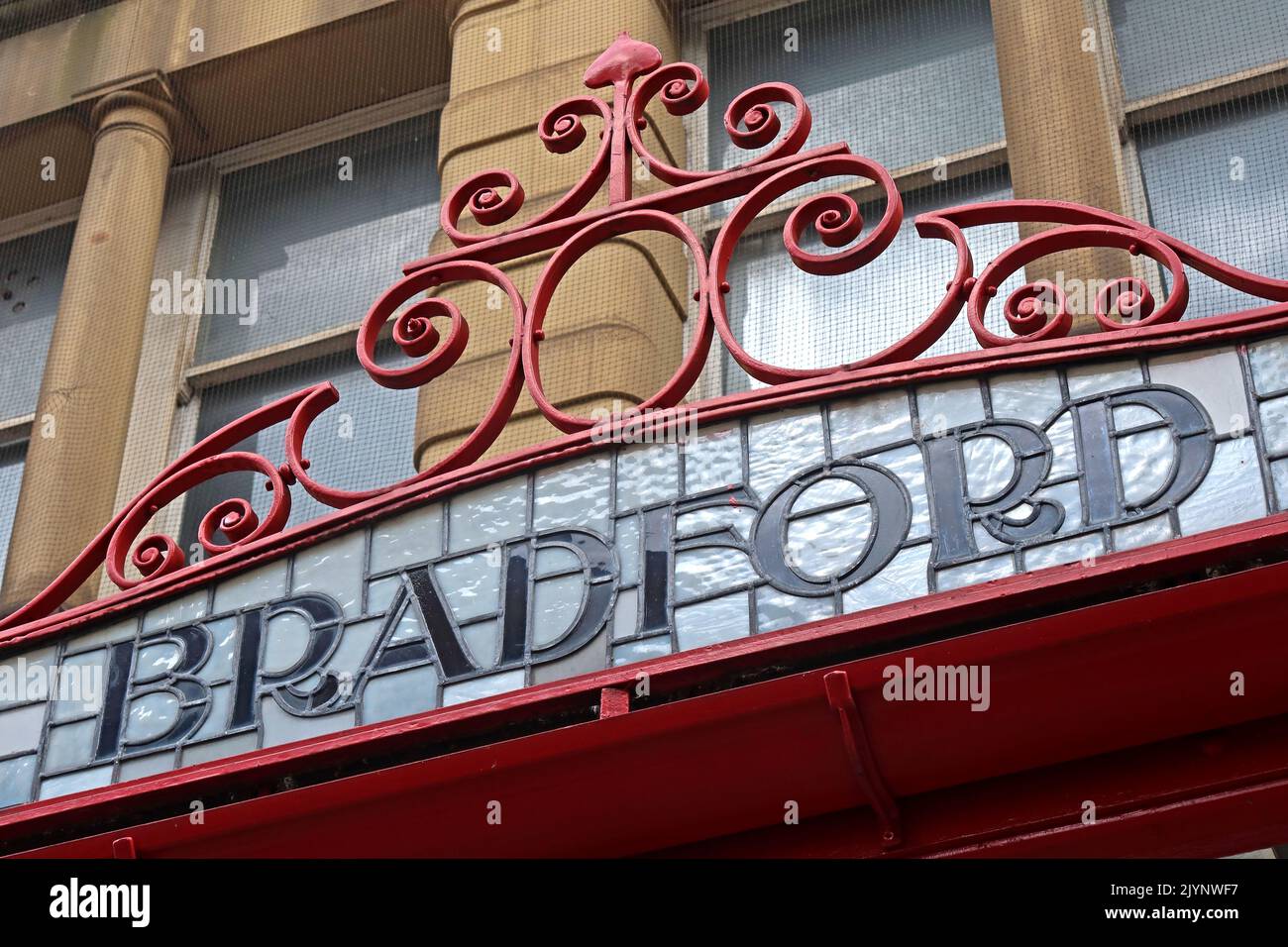 Bradford - Art Nouveau, scritte, parole che mostrano la destinazione M&LR e L&YR su una tettoia decorata in vetro e ferro, stazione ferroviaria Manchester Victoria Foto Stock