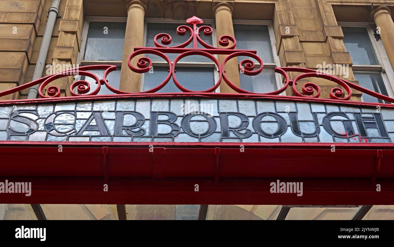 Scarborough - Art Nouveau, scritte, parole che mostrano M&LR e L&YR destinazione su vetro ornato e baldacchino di ferro, stazione ferroviaria di Manchester Victoria Foto Stock