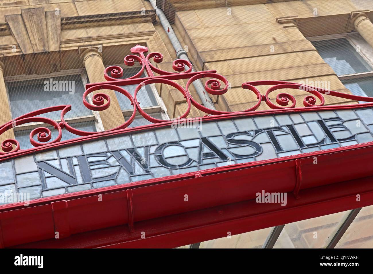 Newcastle - Art Nouveau, scritte, parole che mostrano la destinazione M&LR e L&YR su una tettoia decorata in vetro e ferro, stazione ferroviaria Manchester Victoria Foto Stock