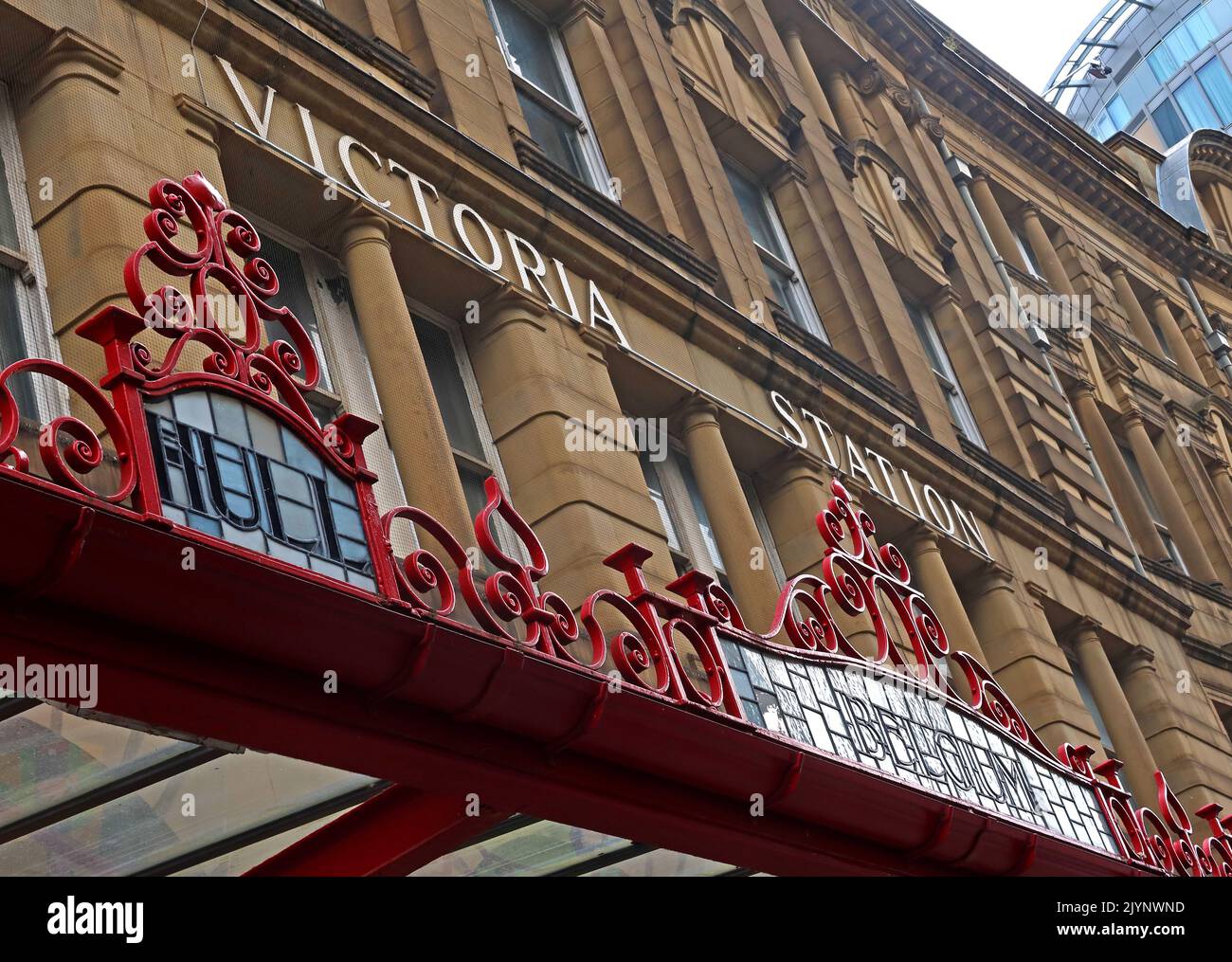 Hull / Belgio - Art Nouveau, scritte, parole che mostrano la destinazione M&LR e L&YR su una tettoia decorata in vetro e ferro, stazione ferroviaria Manchester Victoria Foto Stock