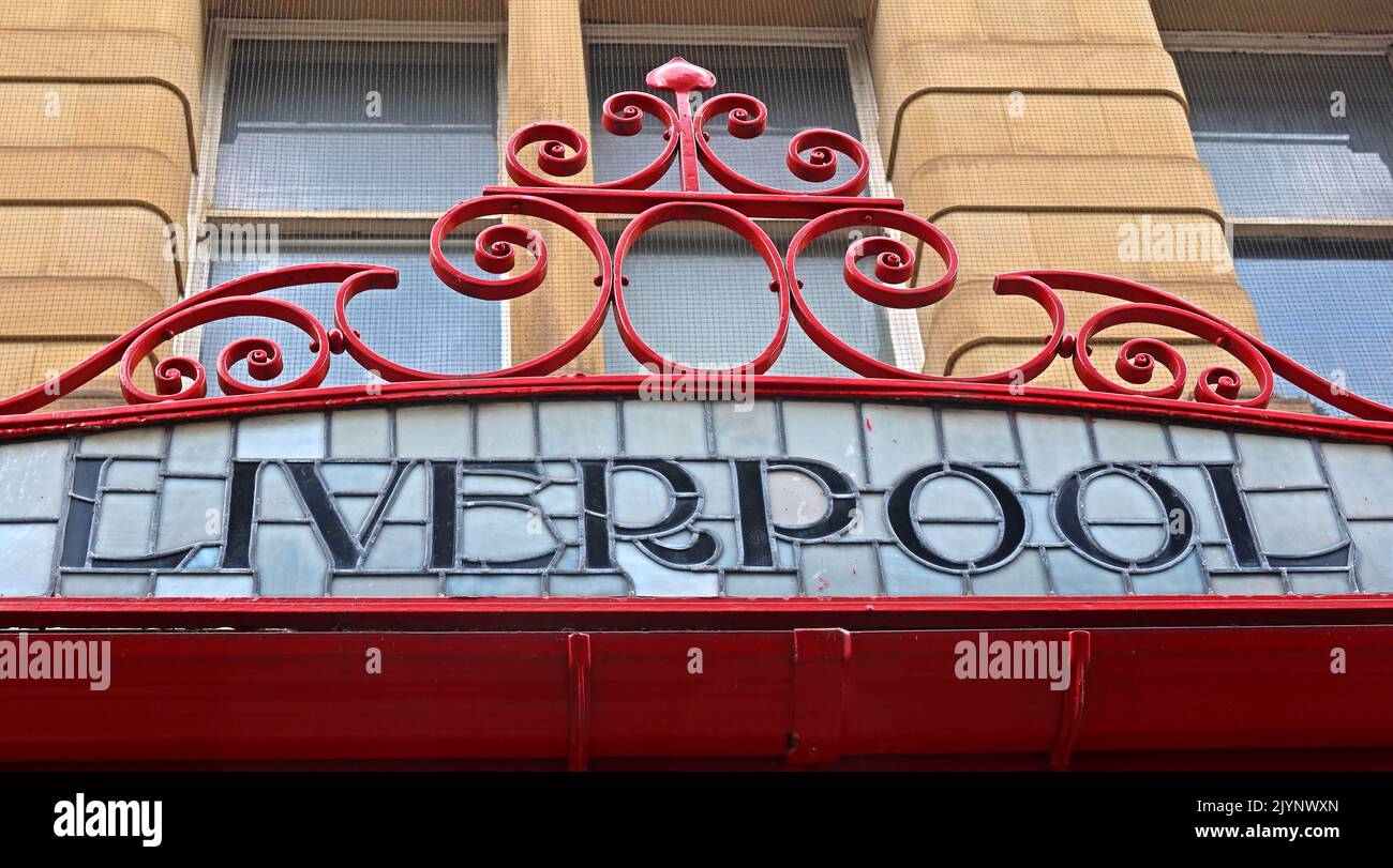 Liverpool - Art Nouveau, scritte, parole che mostrano la destinazione M&LR e L&YR su una tettoia decorata in vetro e ferro, stazione ferroviaria Manchester Victoria Foto Stock
