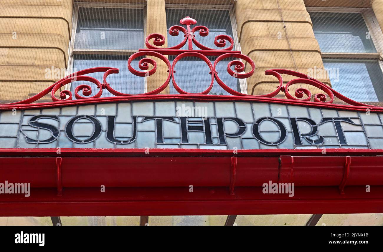 Southport - Art Nouveau, scritte, parole che mostrano la destinazione M&LR e L&YR su una tettoia decorata in vetro e ferro, la stazione ferroviaria di Manchester Victoria Foto Stock
