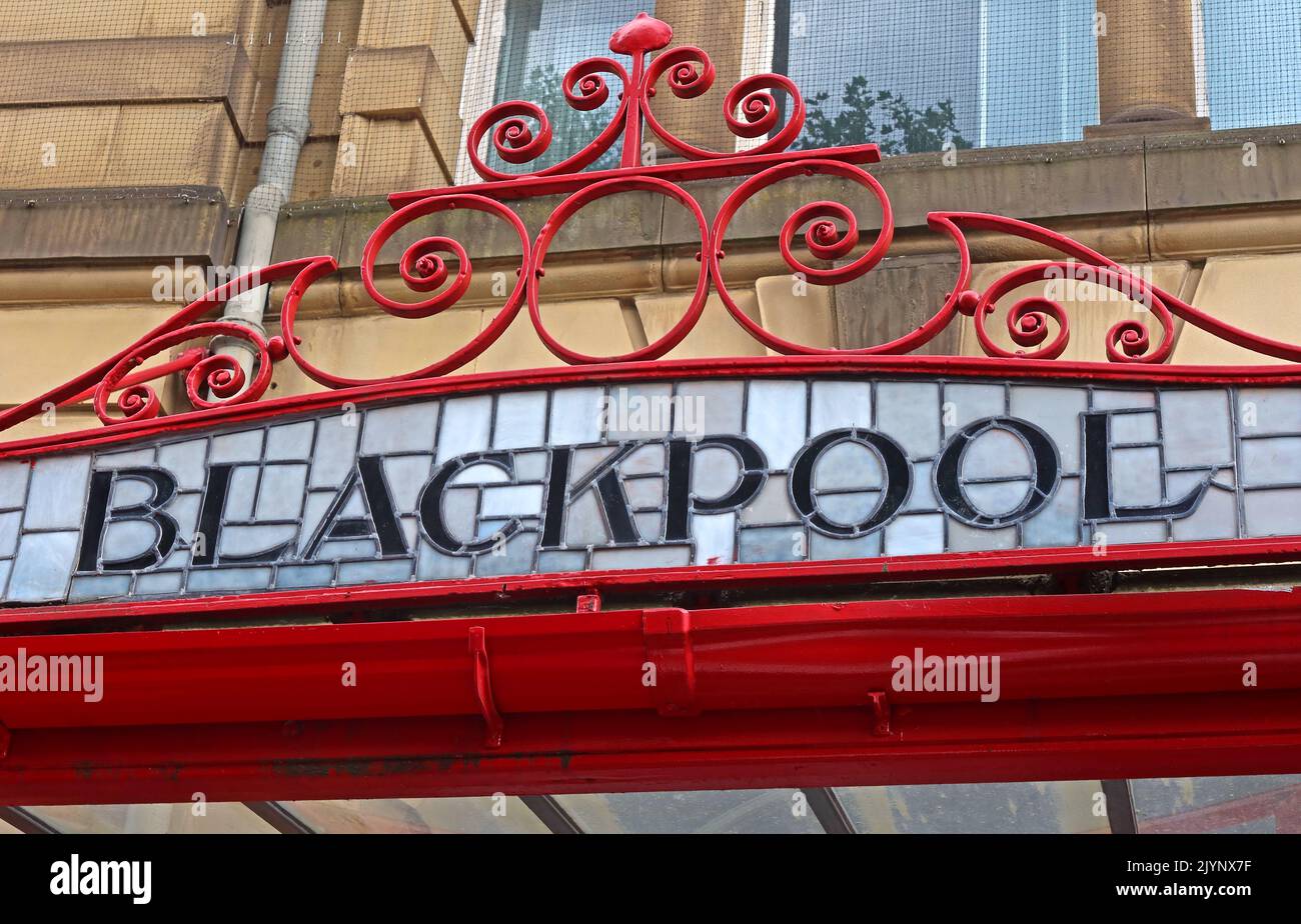 Blackpool - Art Nouveau, scritte, parole che mostrano M&LR e L&YR destinazione su vetro ornato e baldacchino di ferro, stazione ferroviaria Manchester Victoria Foto Stock
