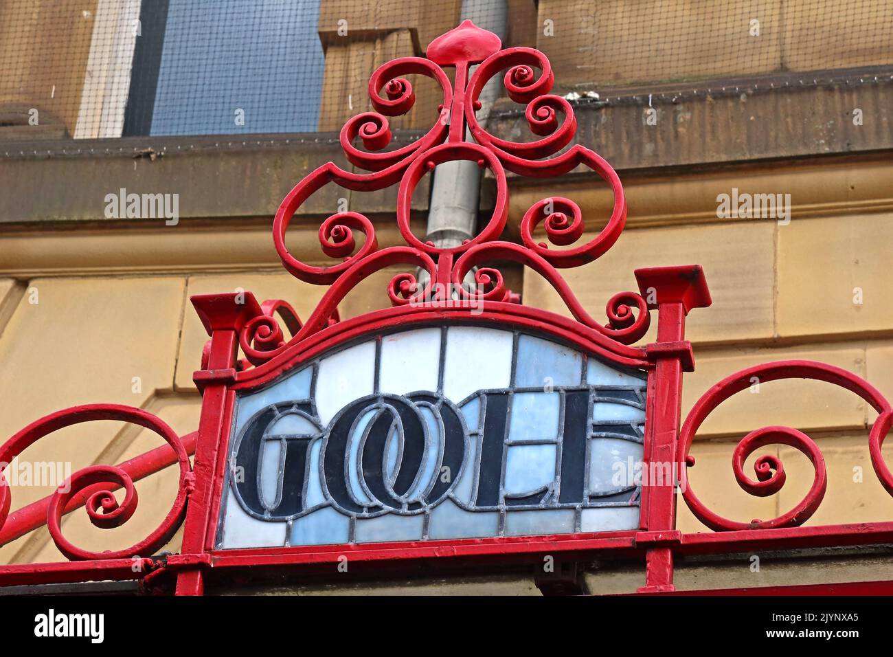Goole - Art Nouveau, scritte, parole che mostrano M&LR e L&YR destinazione su vetro ornato e baldacchino di ferro, stazione ferroviaria di Manchester Victoria Foto Stock
